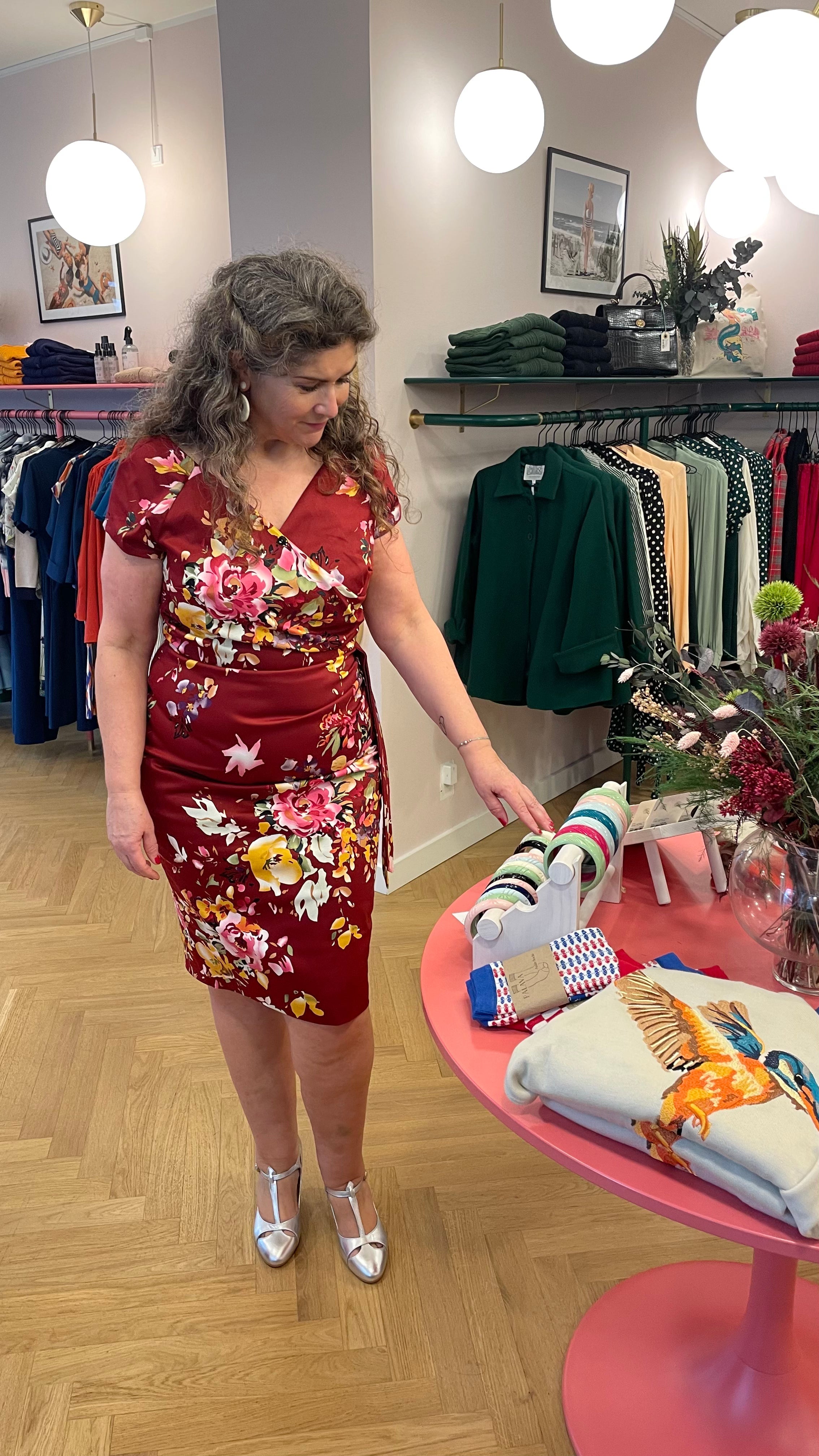 1950'er Hourglass pencilkjole i bordeaux med blomster tøj Pretty Dress Company