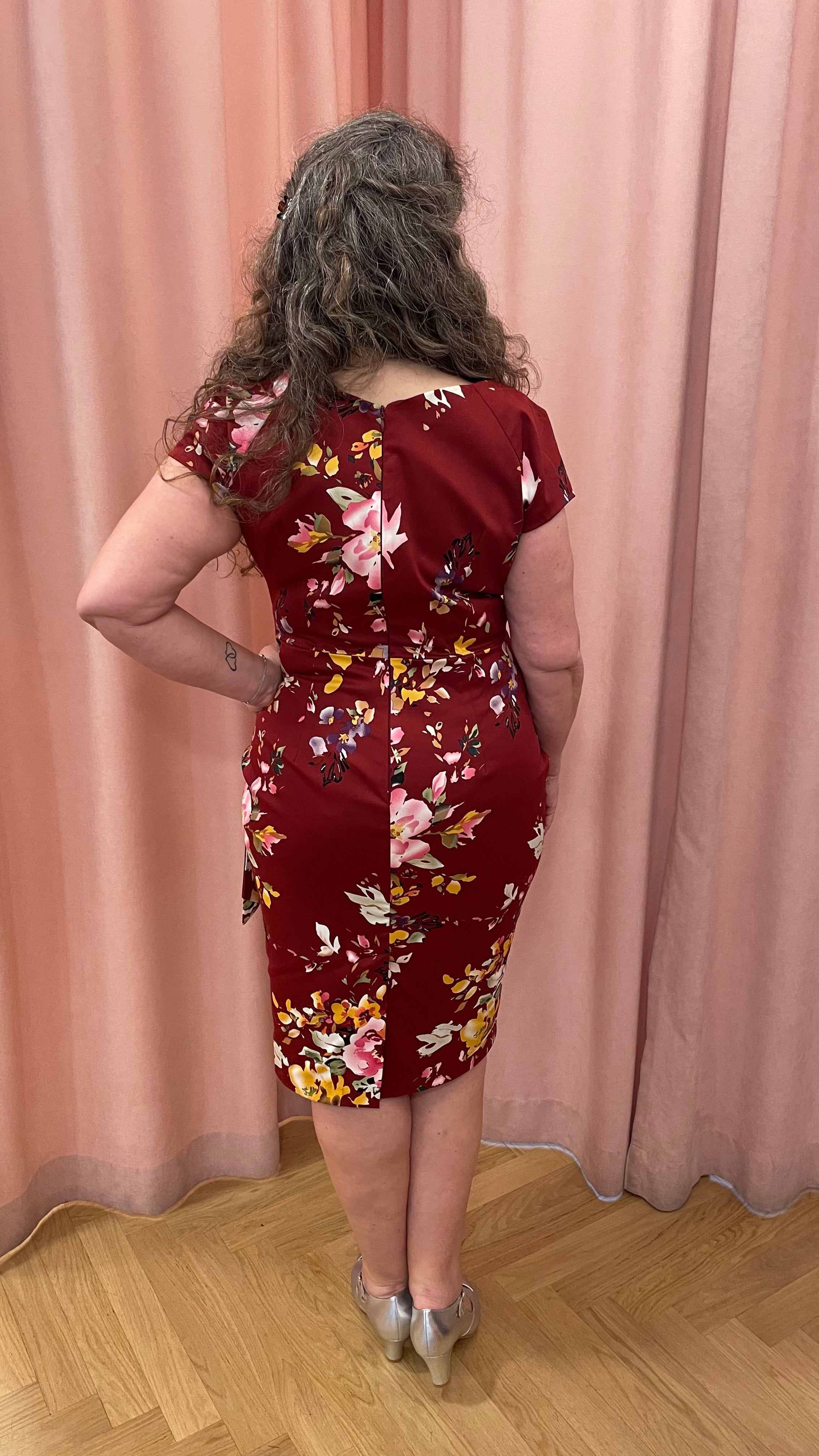 1950'er Hourglass pencilkjole i bordeaux med blomster tøj Pretty Dress Company