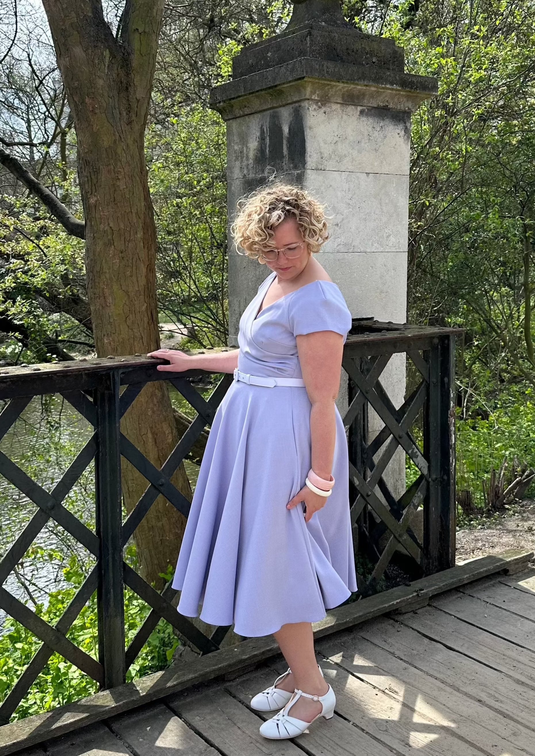 1950'er Hourglass swingkjole i lys lyng lilla toej Pretty Dress Company