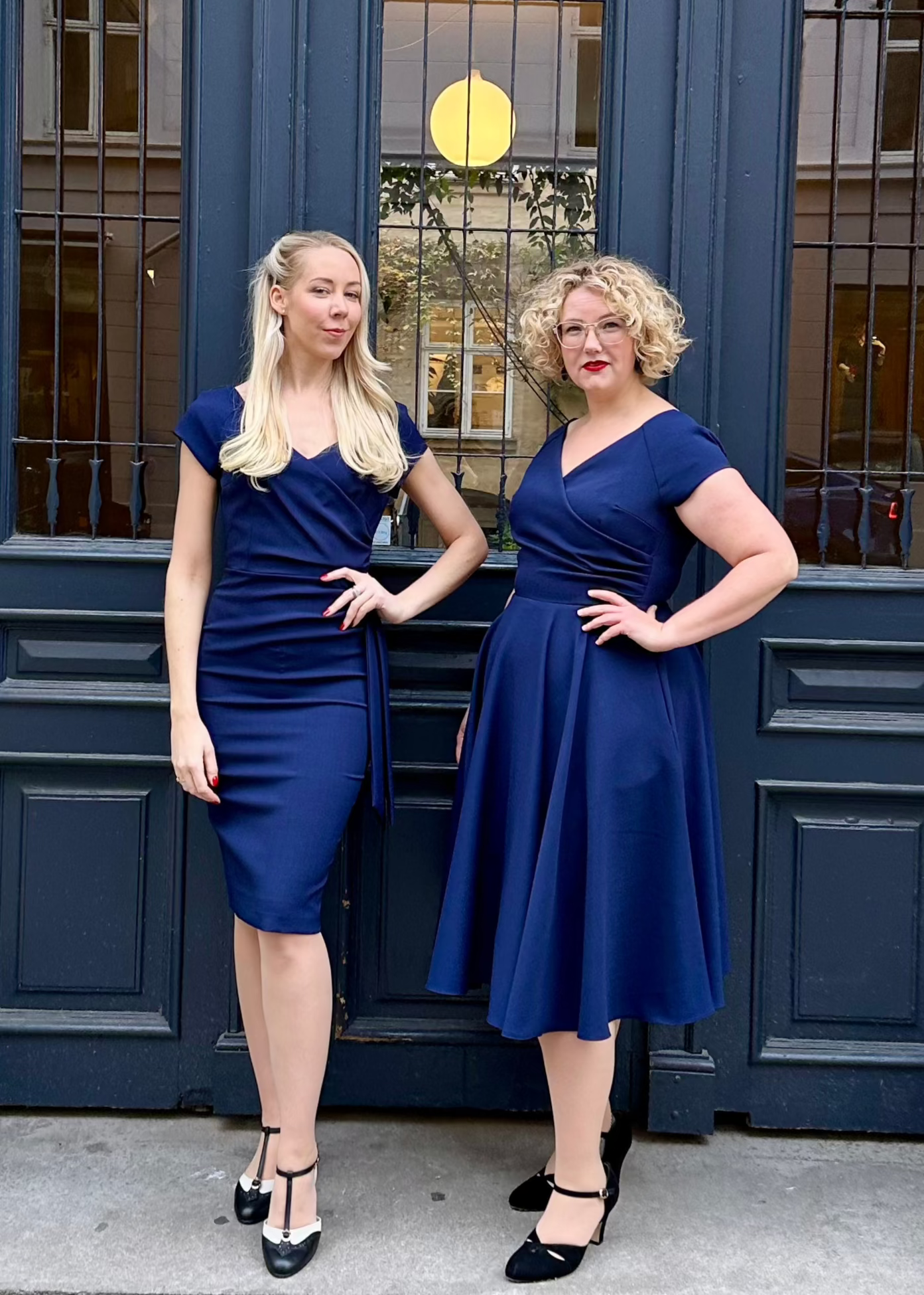1950'er Hourglass swingkjole i navy blå Kjoler Pretty Dress Company