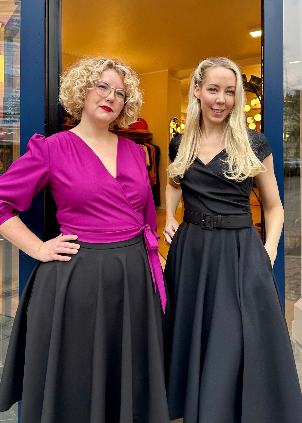 1950'er Hourglass swingkjole i sort swing kjole Pretty Dress Company