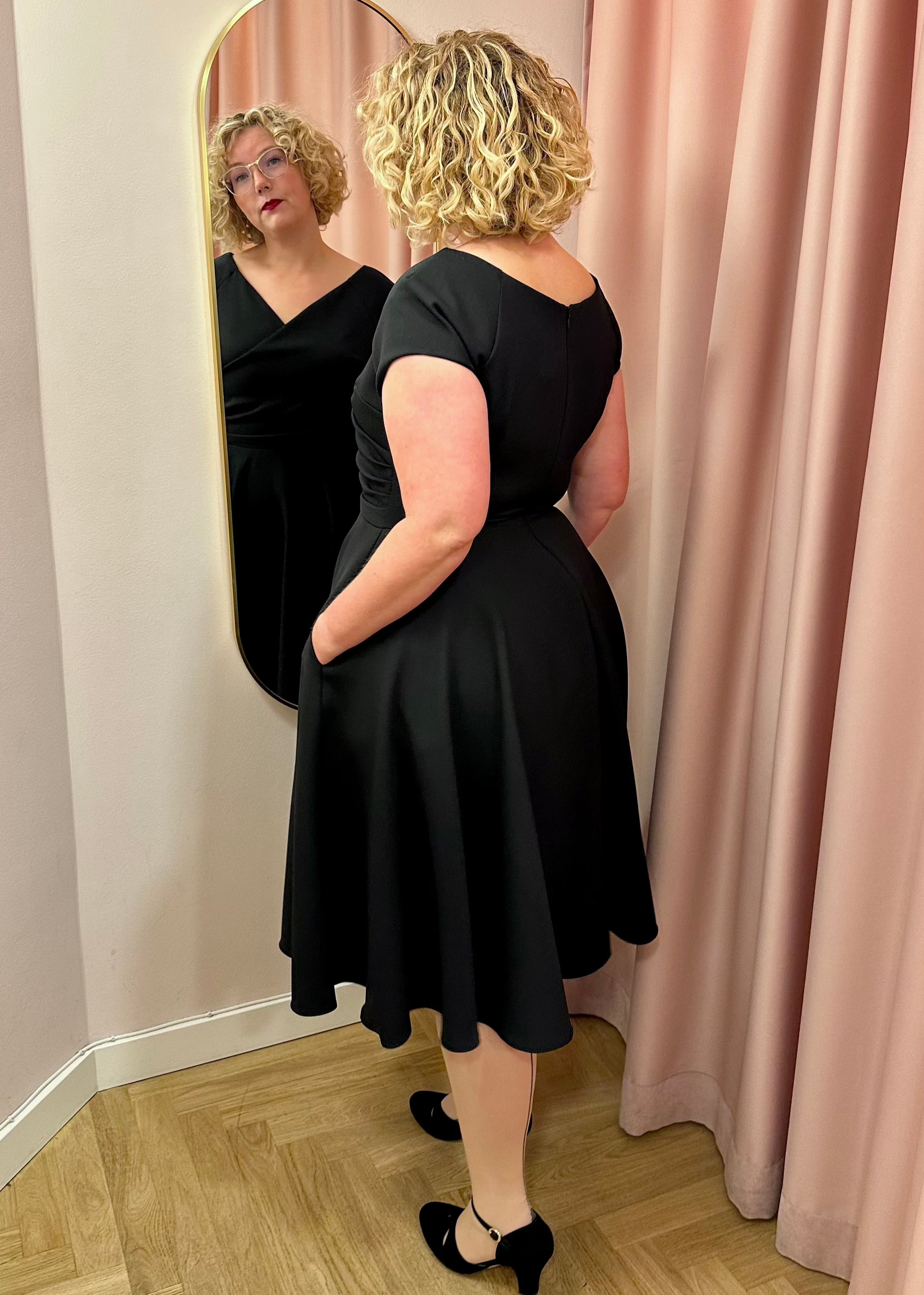 1950'er Hourglass swingkjole i sort swing kjole Pretty Dress Company
