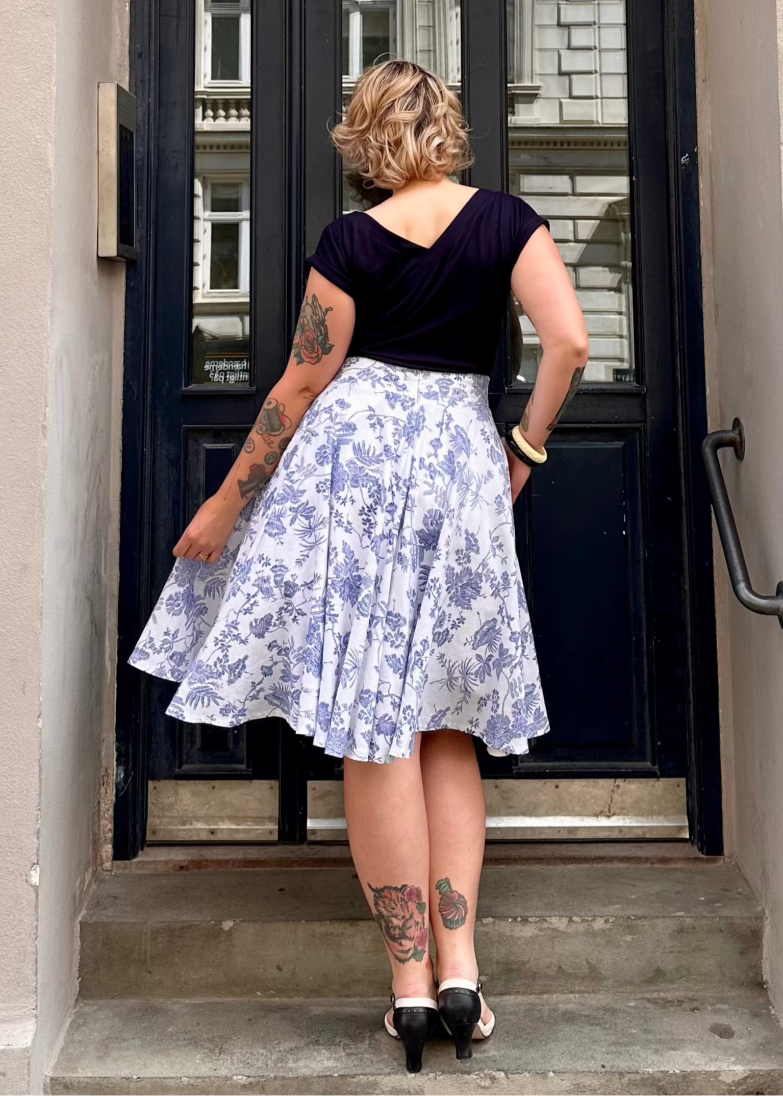 1950er stils swingnederdel i hvid med navy blomster swing nederdel Daisy Dapper