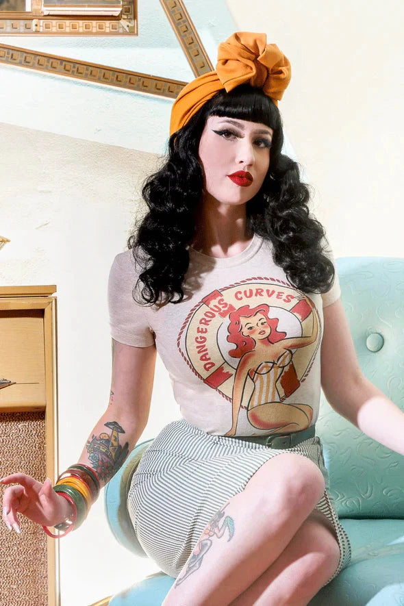 1950'er stils T-shirt "Dangerous curves' i off-white t-shirt Mischief Made