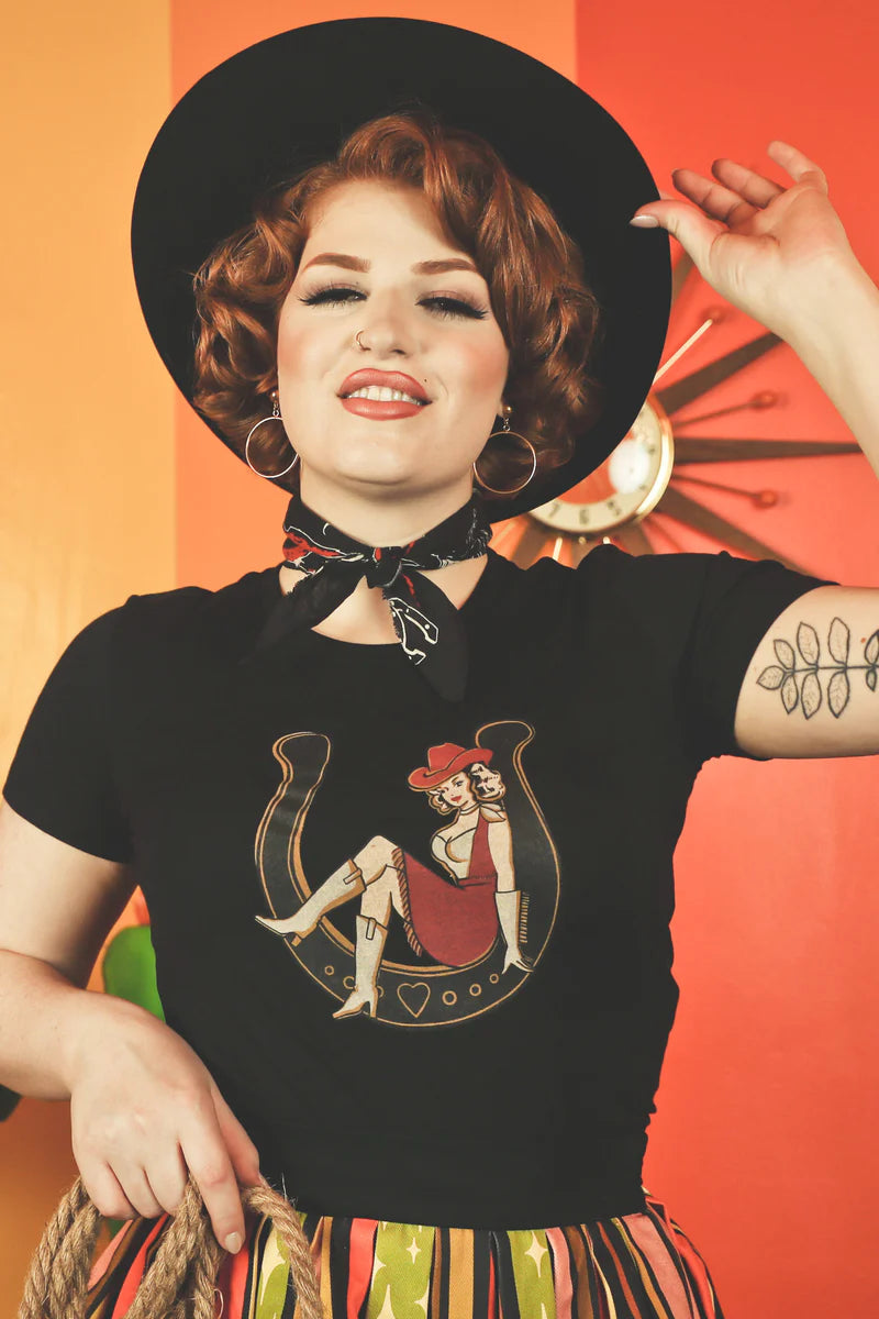 1950'er stils T-shirt Lady Luck i sort tøj Mischief Made
