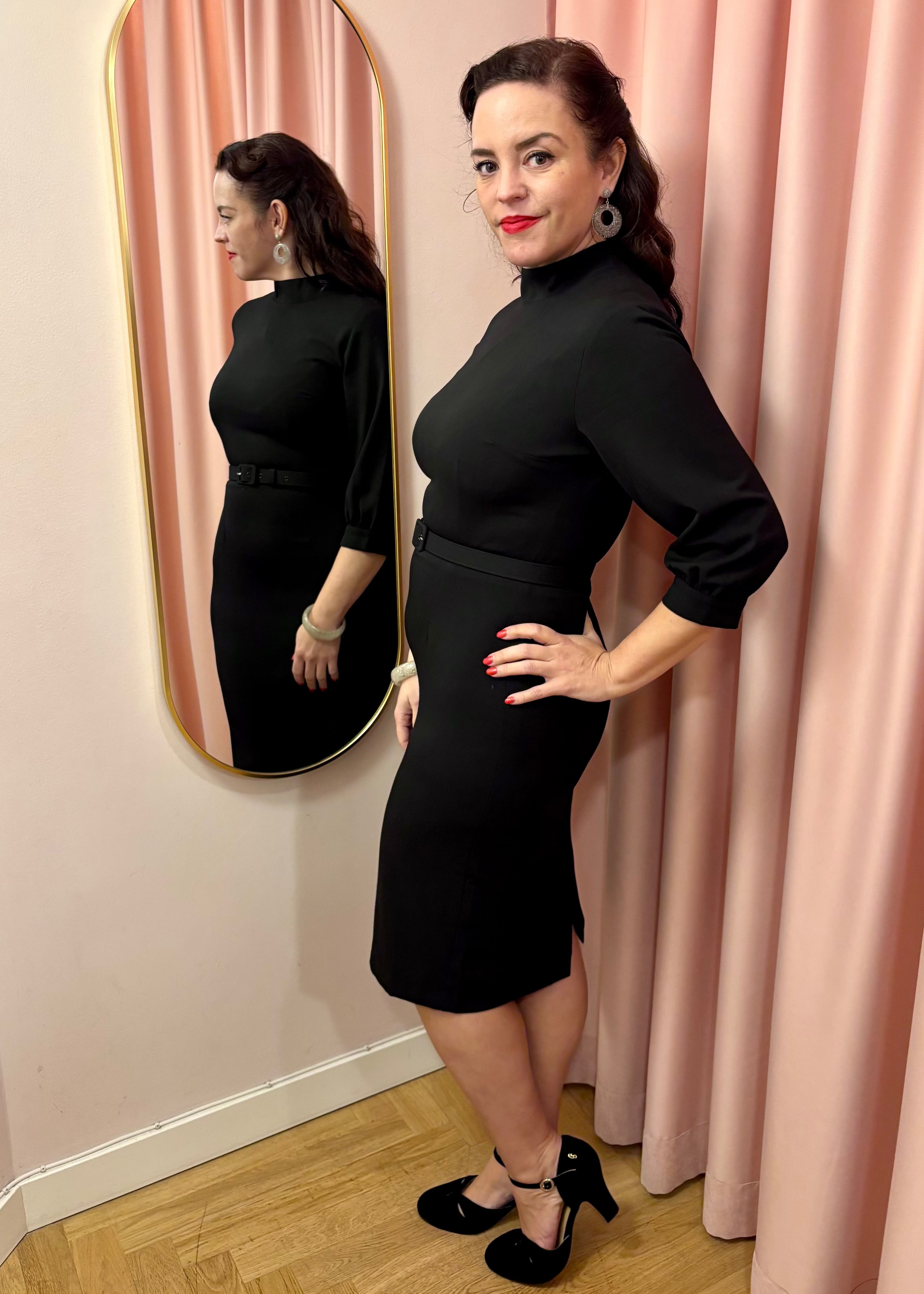 Audrey højhalset pencilkjole med 3/4 ærmer - sort linen Kjoler Daisy Dapper
