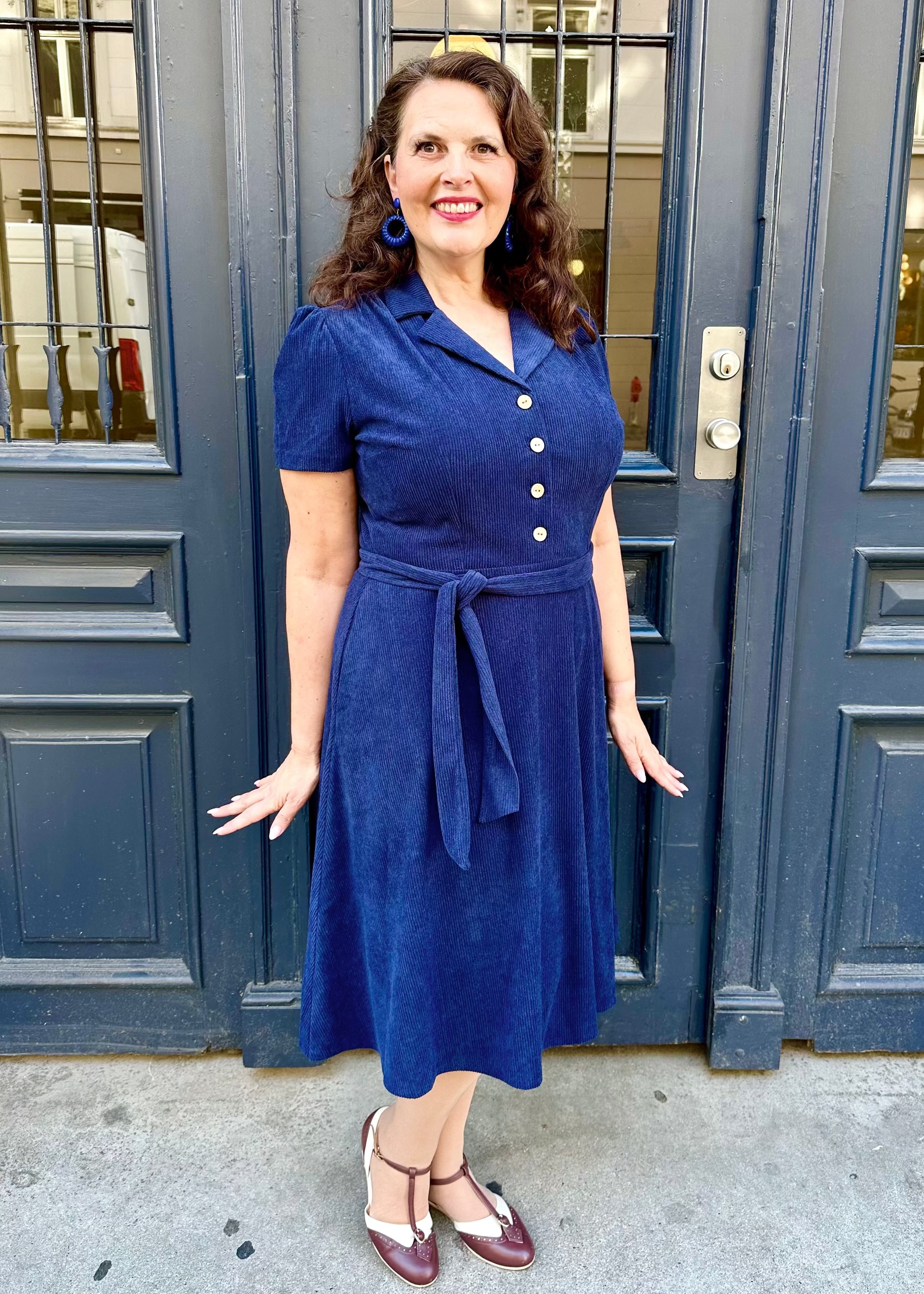 Betty Skjortekjole i navy fløjl med kokosknapper Kjoler Daisy Dapper