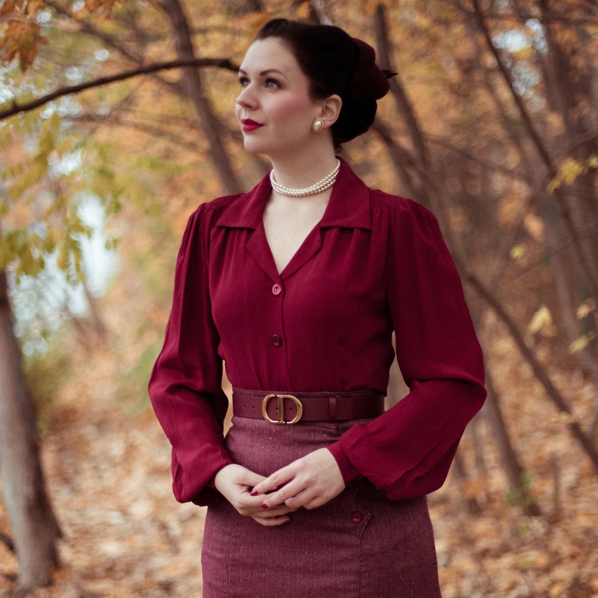 Bloomsbury: Poppy vintage stils skjortebluse i bordeaux toej Seamstress Of Bloomsbury