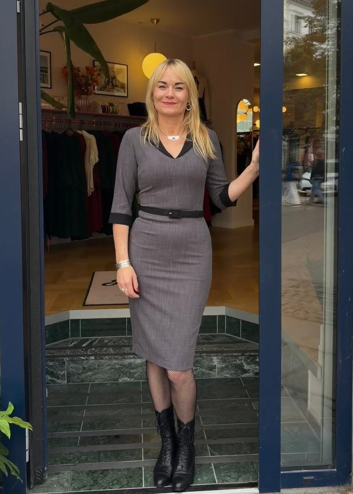 Chloe pencilkjole med reverskrave - grå linen look pencil kjole Daisy Dapper
