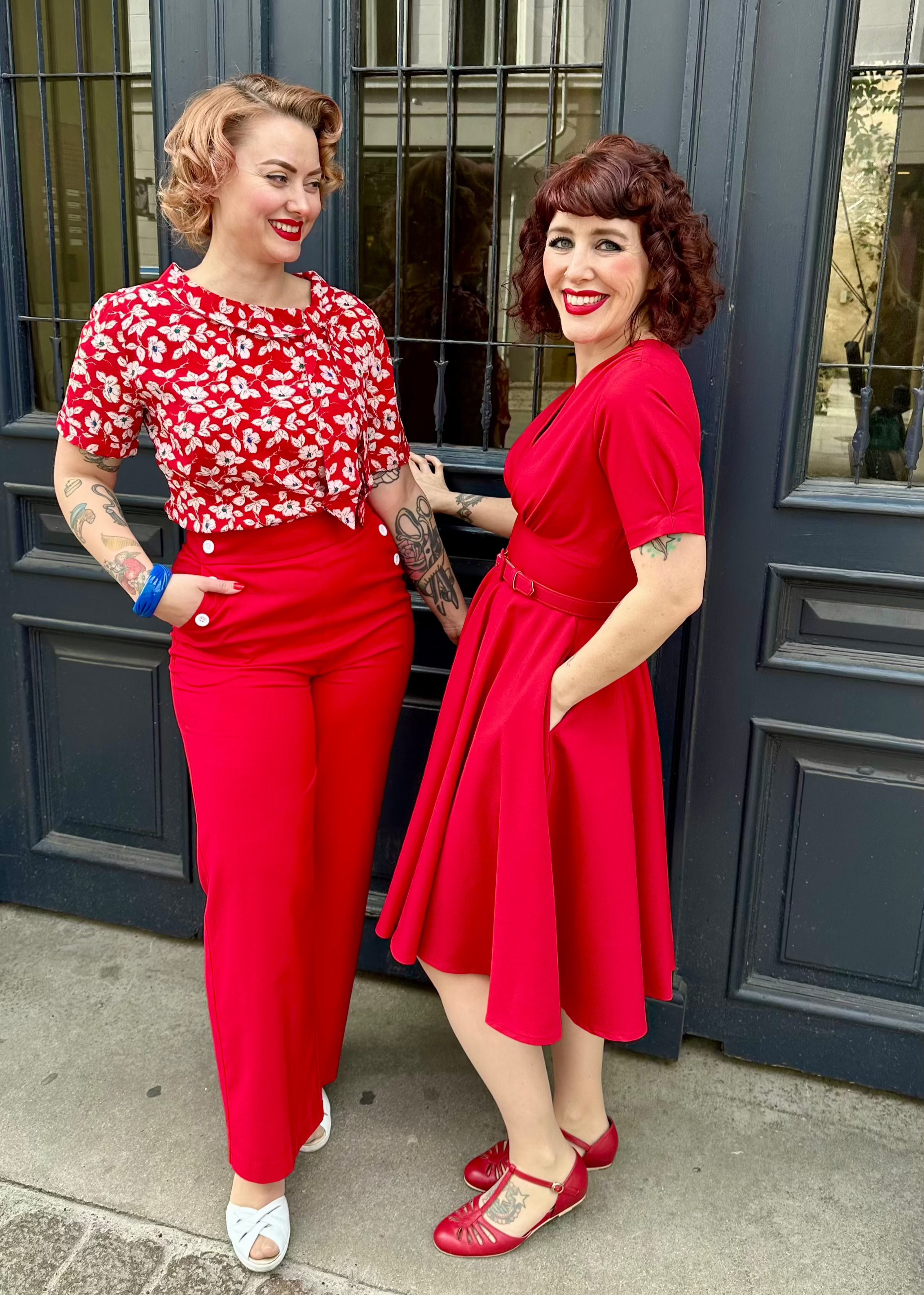 Cindy skjorte med korte ærmer i rød med blomster kortærmet skjorte Seamstress Of Bloomsbury