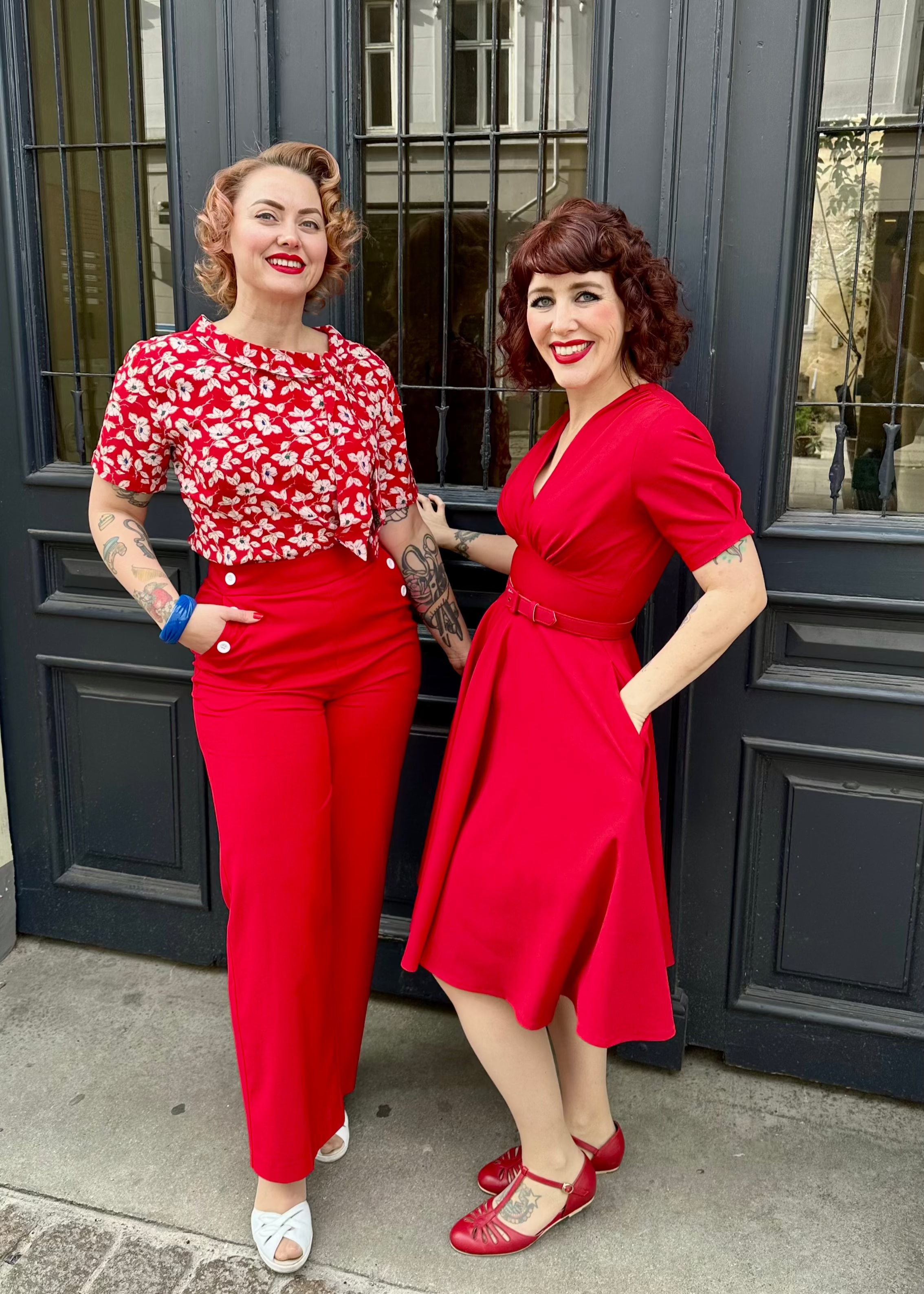 Cindy skjorte med korte ærmer i rød med blomster kortærmet skjorte Seamstress Of Bloomsbury