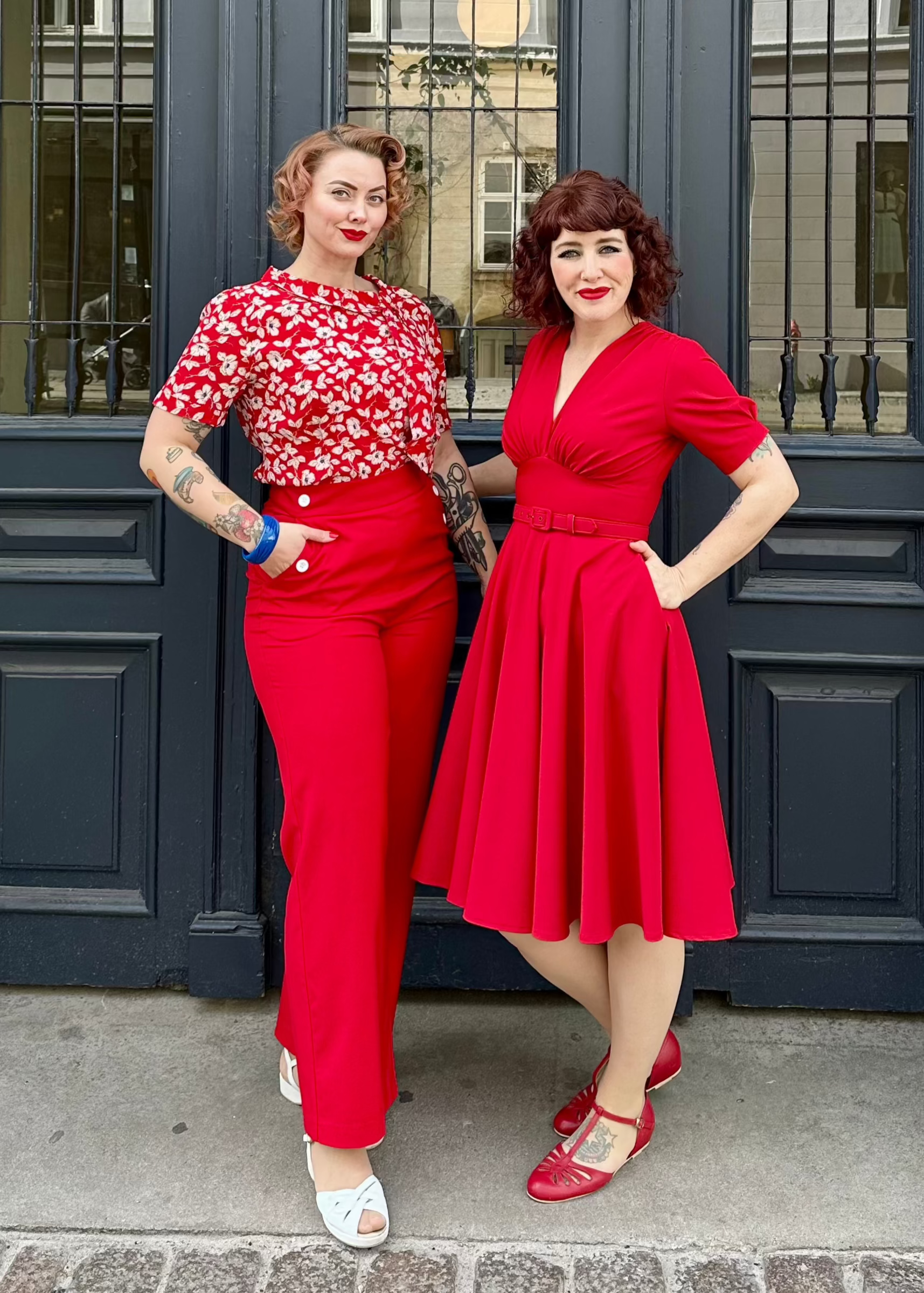 Cindy skjorte med korte ærmer i rød med blomster kortærmet skjorte Seamstress Of Bloomsbury