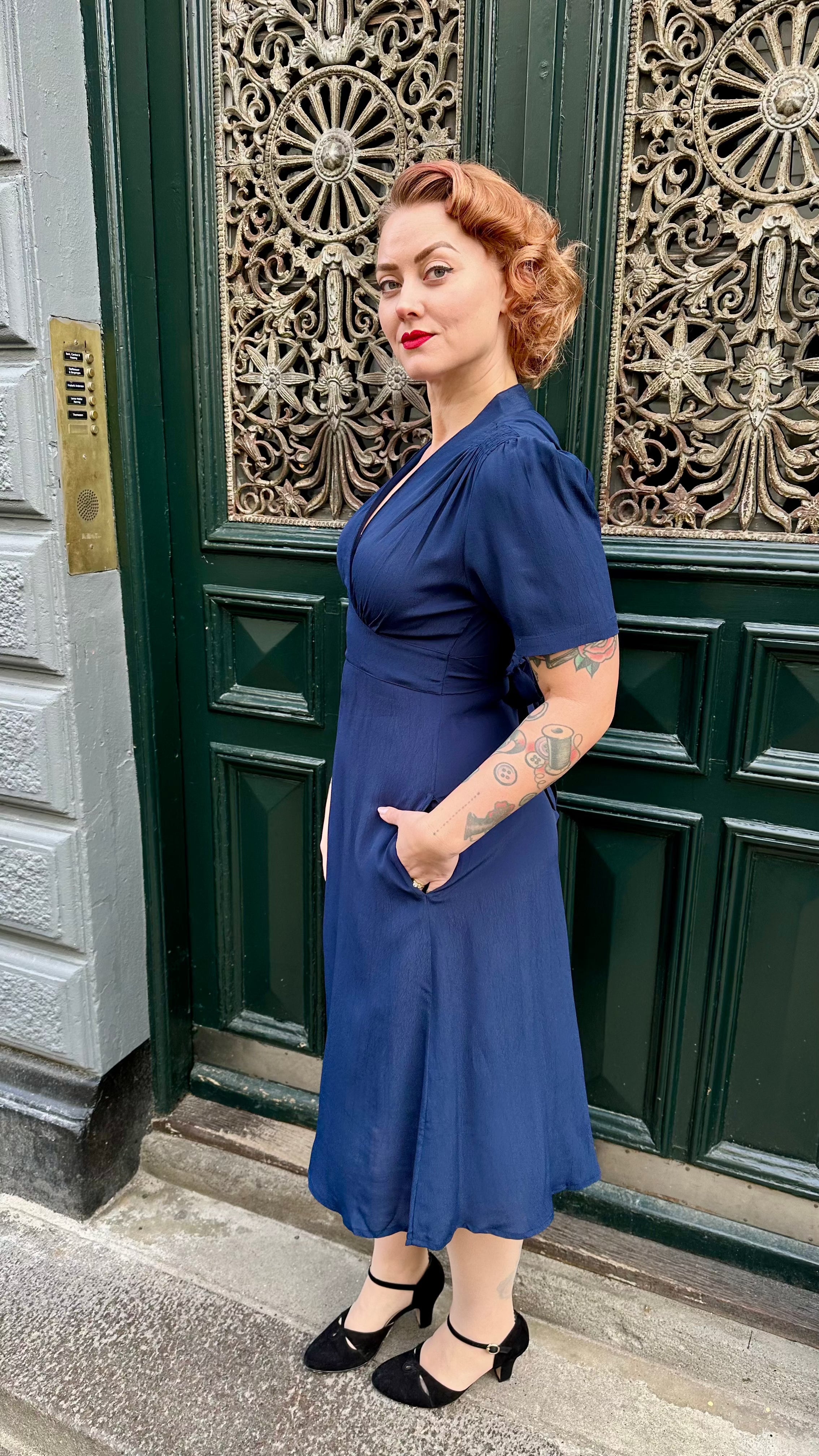 Dolores A-line kjole i navy aline kjole Seamstress Of Bloomsbury