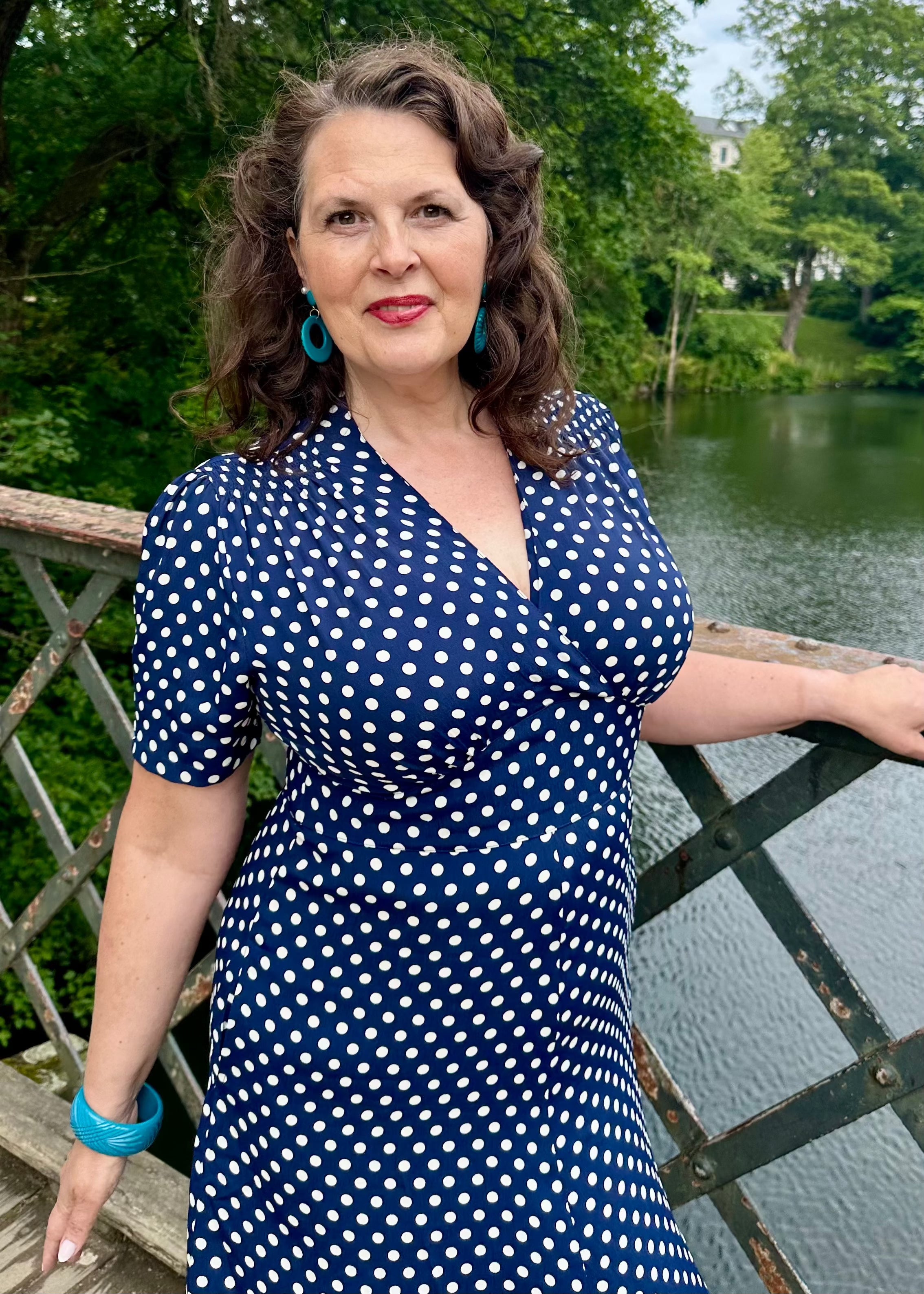 Dolores A-line kjole i navy med polka prikker aline kjole Seamstress Of Bloomsbury