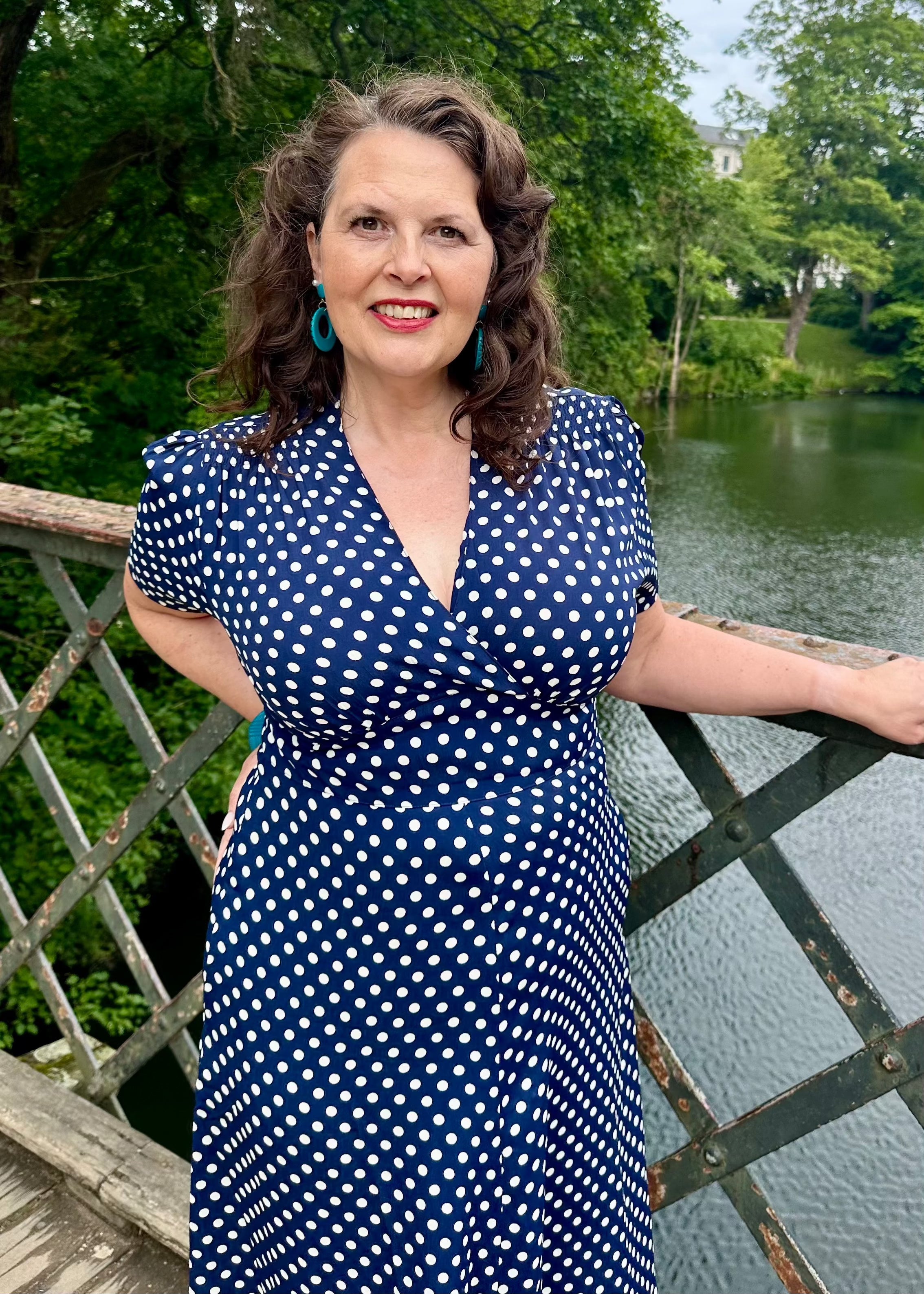 Dolores A-line kjole i navy med polka prikker aline kjole Seamstress Of Bloomsbury