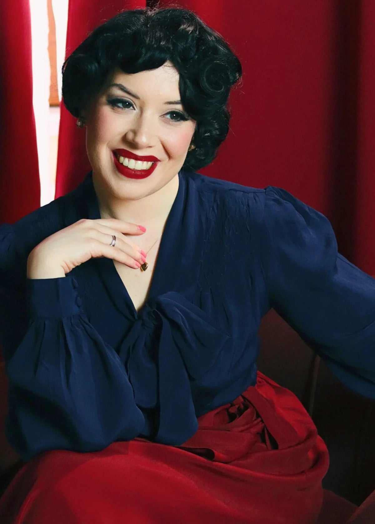 Eva langærmet skjorte med bindesløjfe - navy blå langærmet skjorte Seamstress Of Bloomsbury