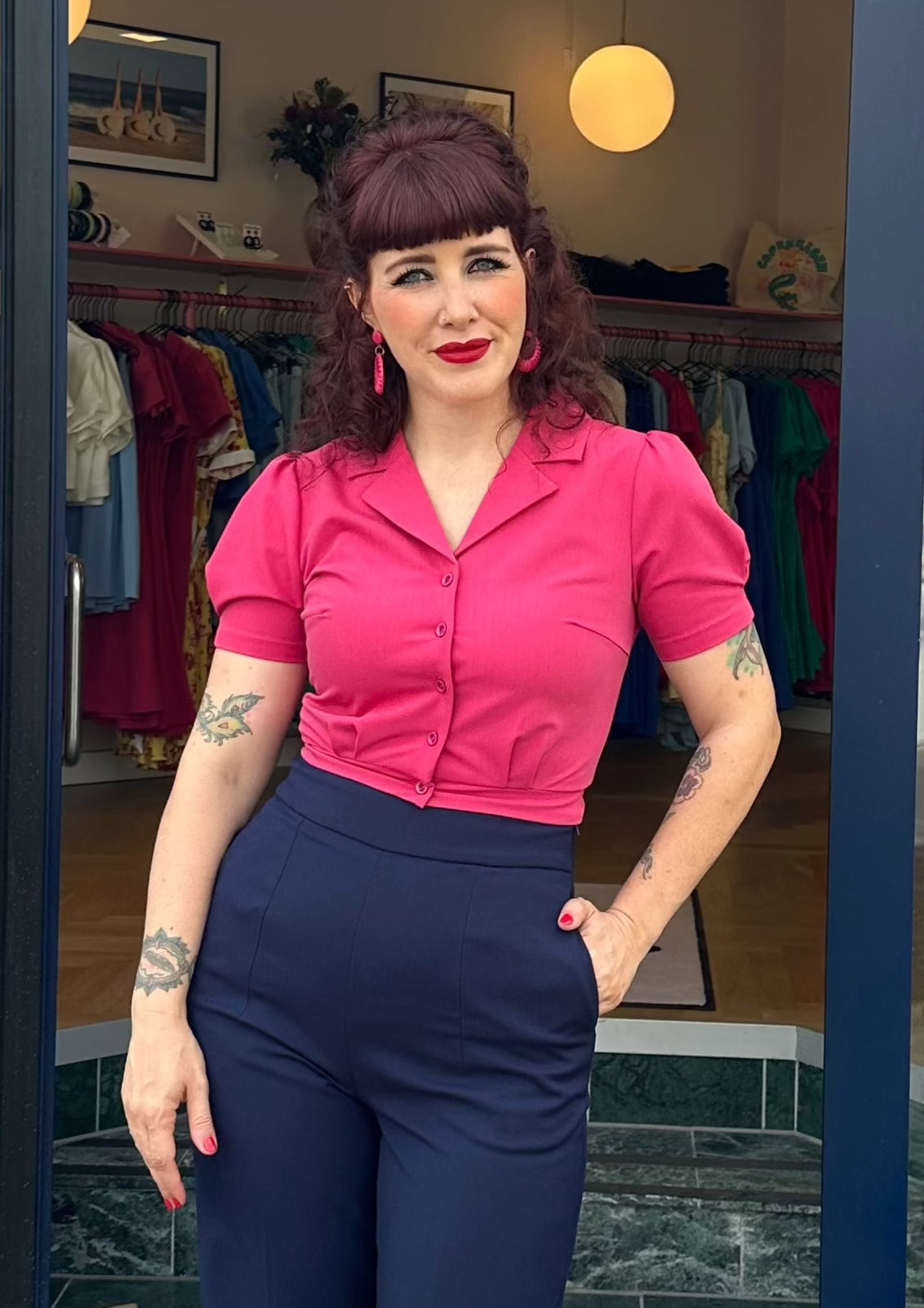 Hoop øreringe med mønster i 1950'er stil i pink Accessories Rock It Rosie