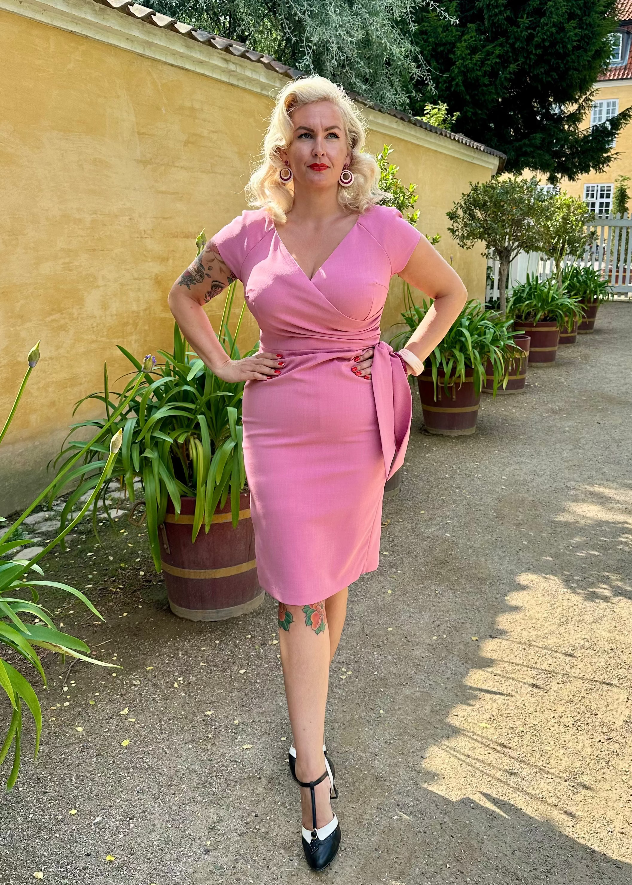 Hourglass pencilkjole i rose pink med faux wrap pencil kjole Pretty Dress Company