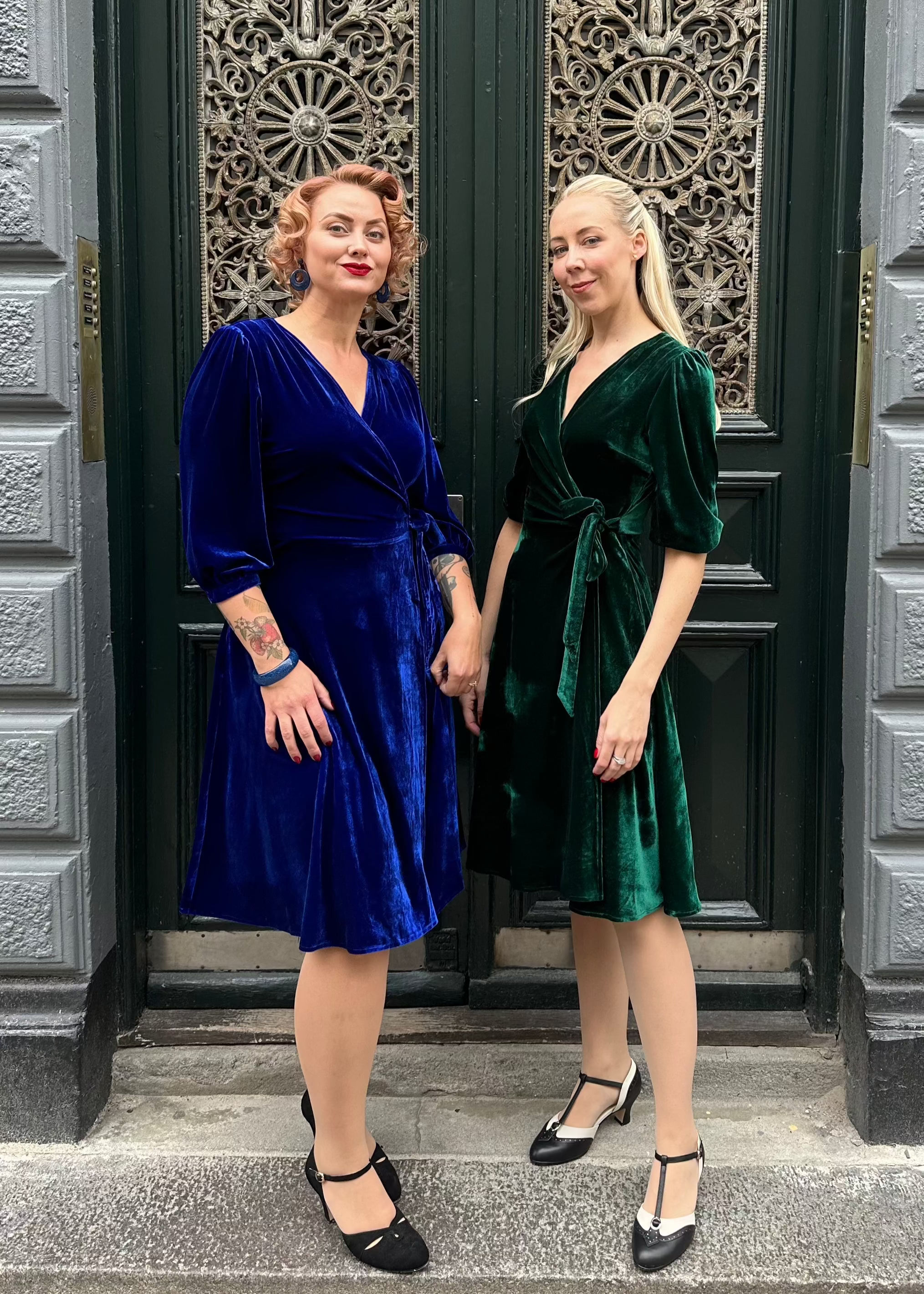 Jane slå-om kjole i blå velour med 3/4 ærmer Kjoler Daisy Dapper
