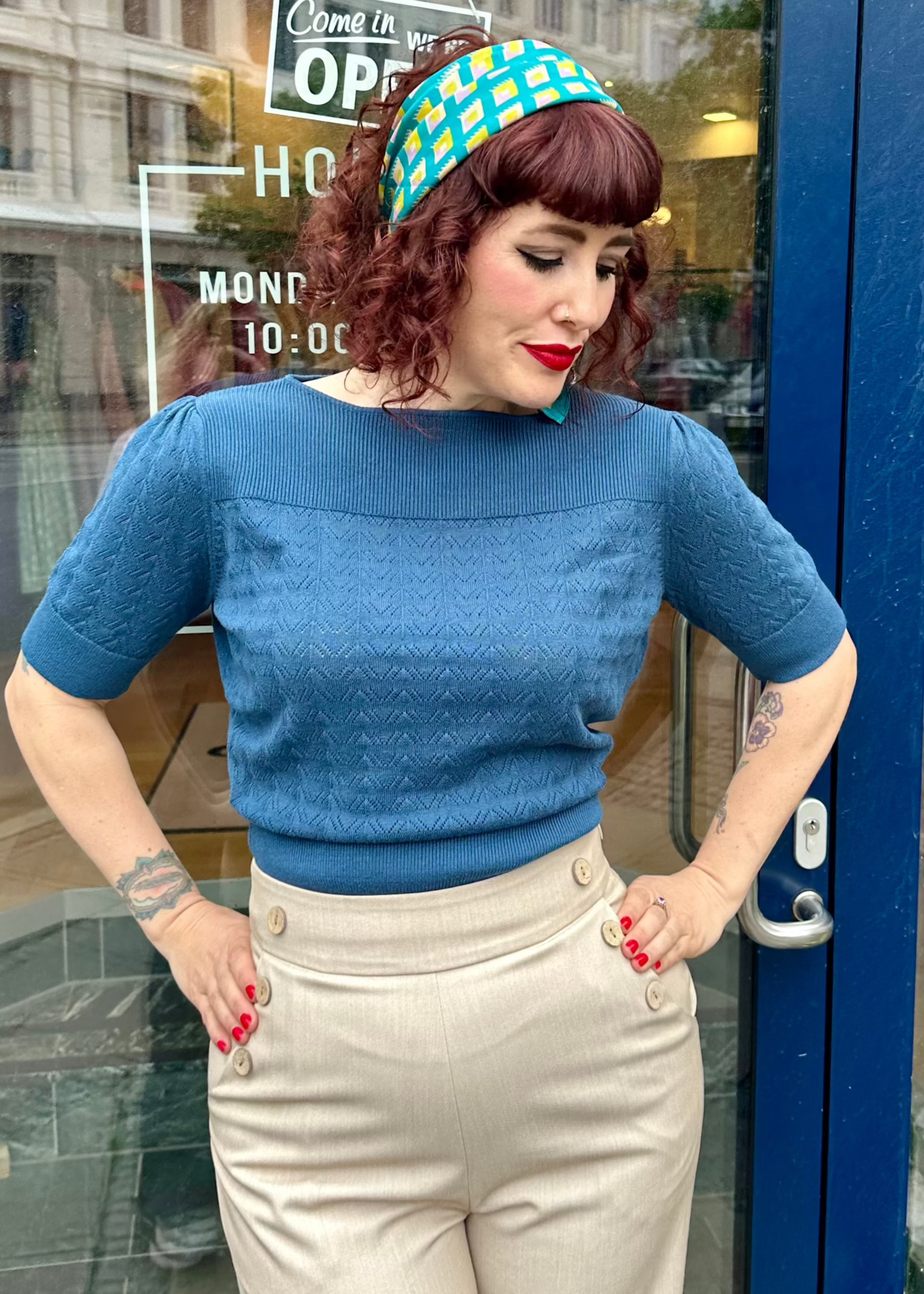 Lana strikbluse i teal top Weekend Doll