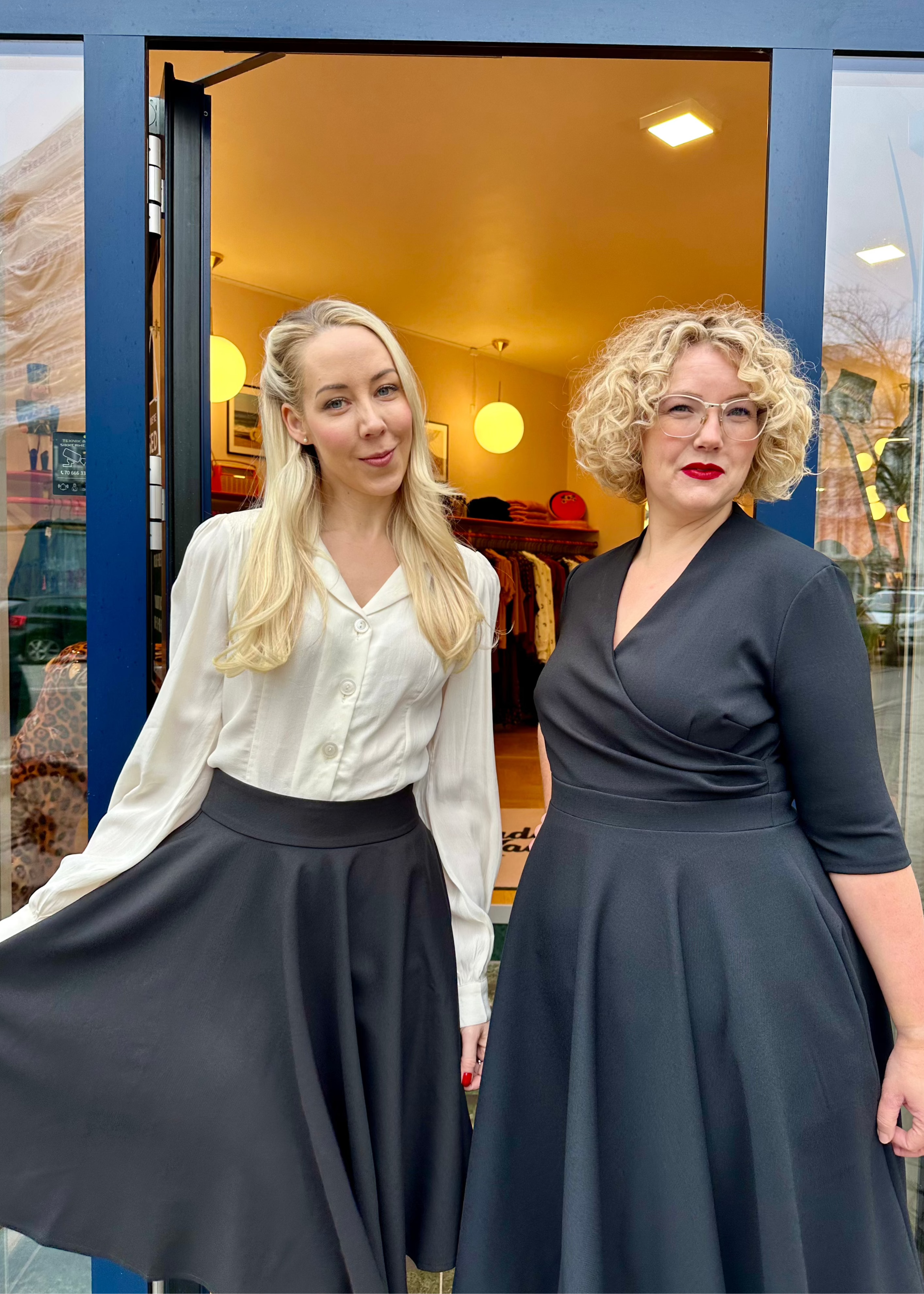 Leyla swing kjole i sort swing kjole Pretty Dress Company