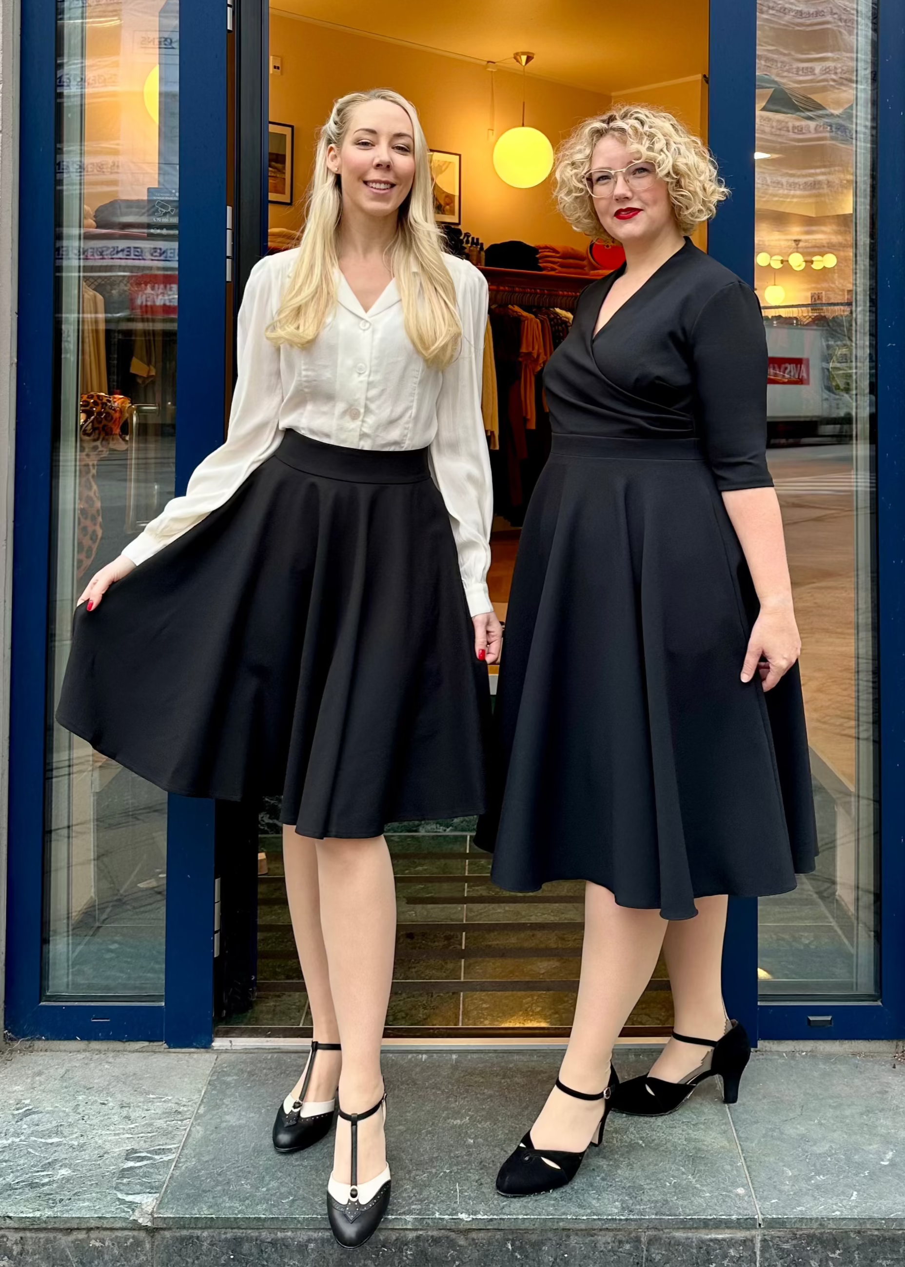 Leyla swing kjole i sort swing kjole Pretty Dress Company