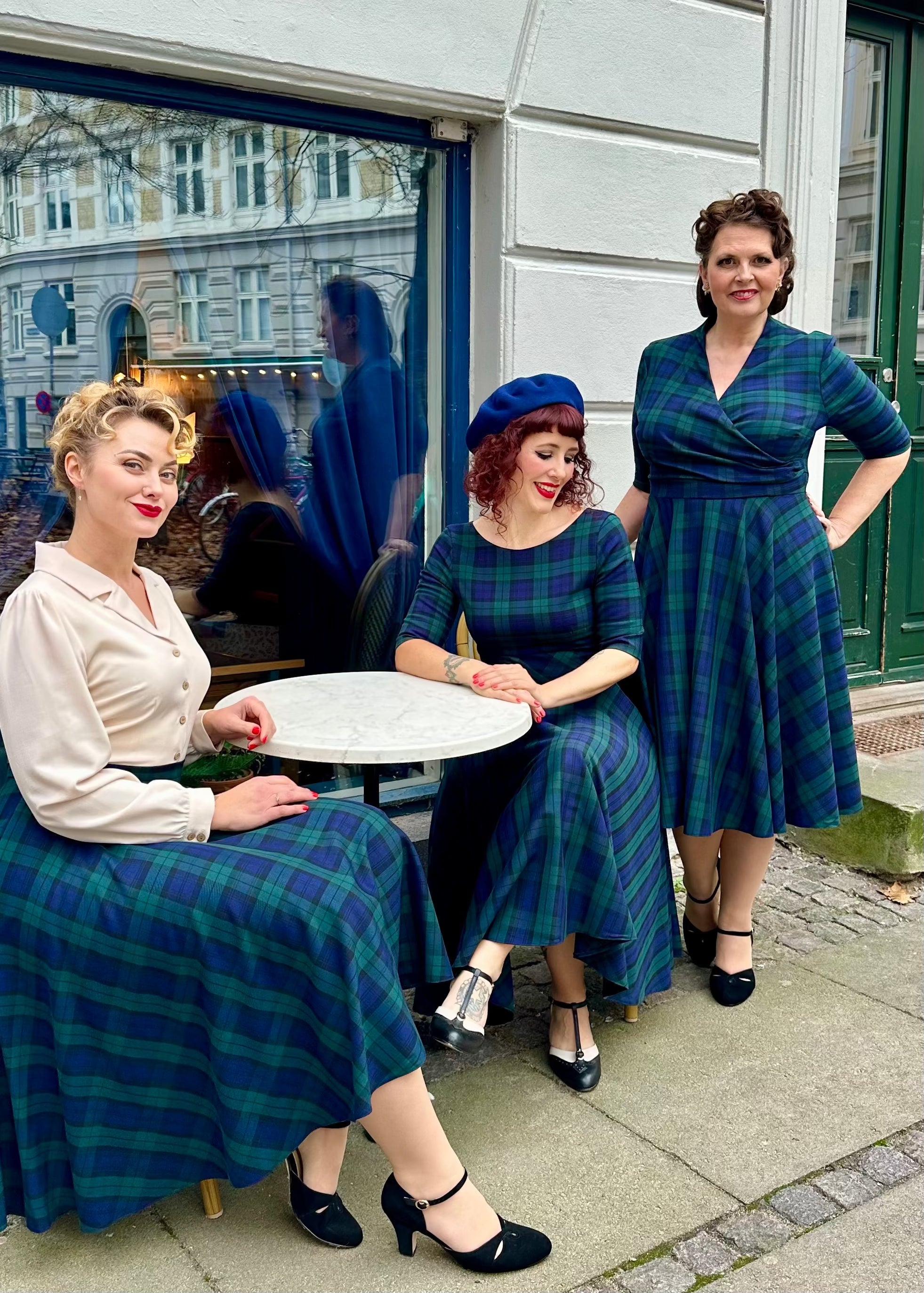 Leyla swing kjole med faux wrap i tern swing kjole Pretty Dress Company