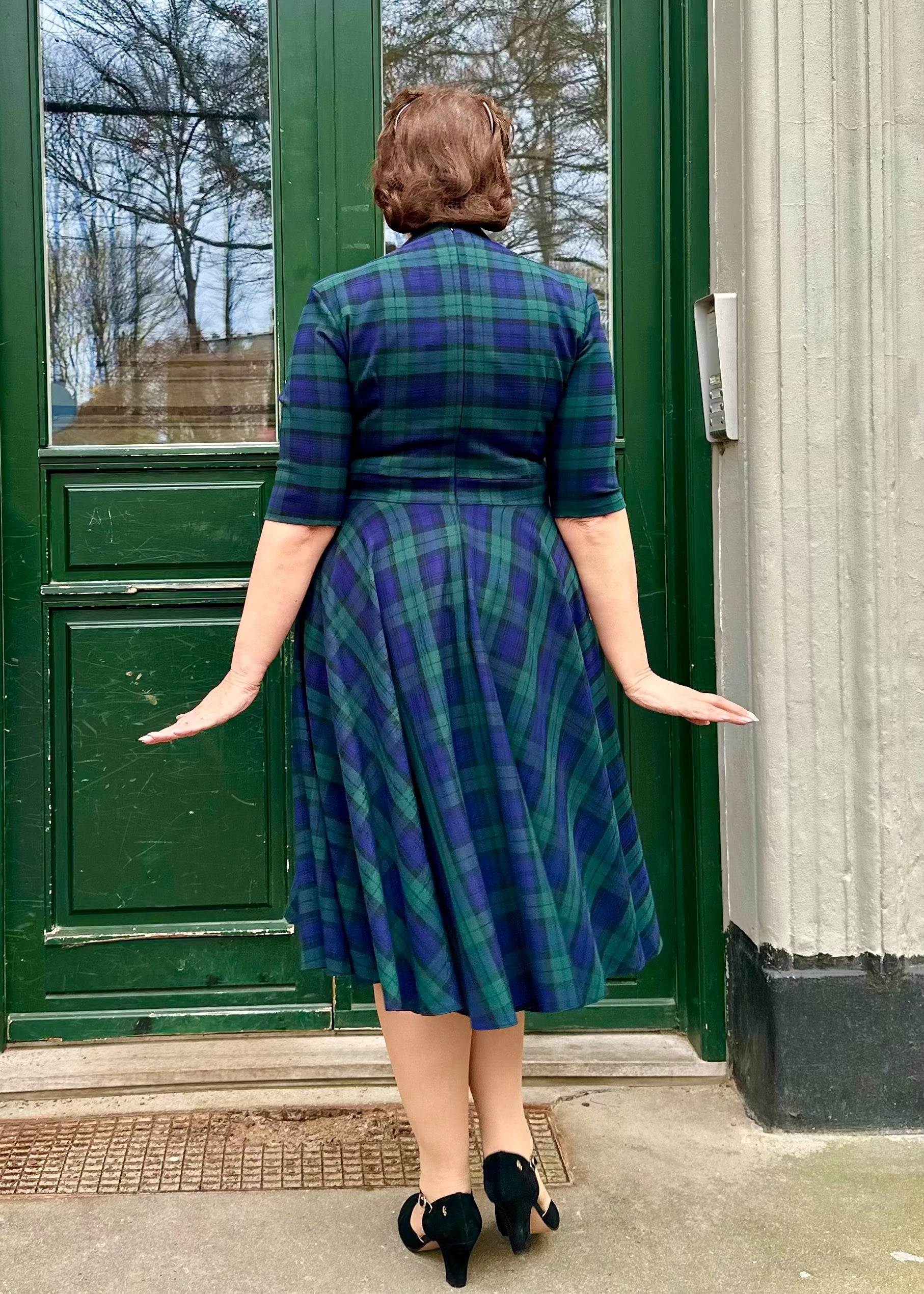 Leyla swing kjole med faux wrap i tern swing kjole Pretty Dress Company