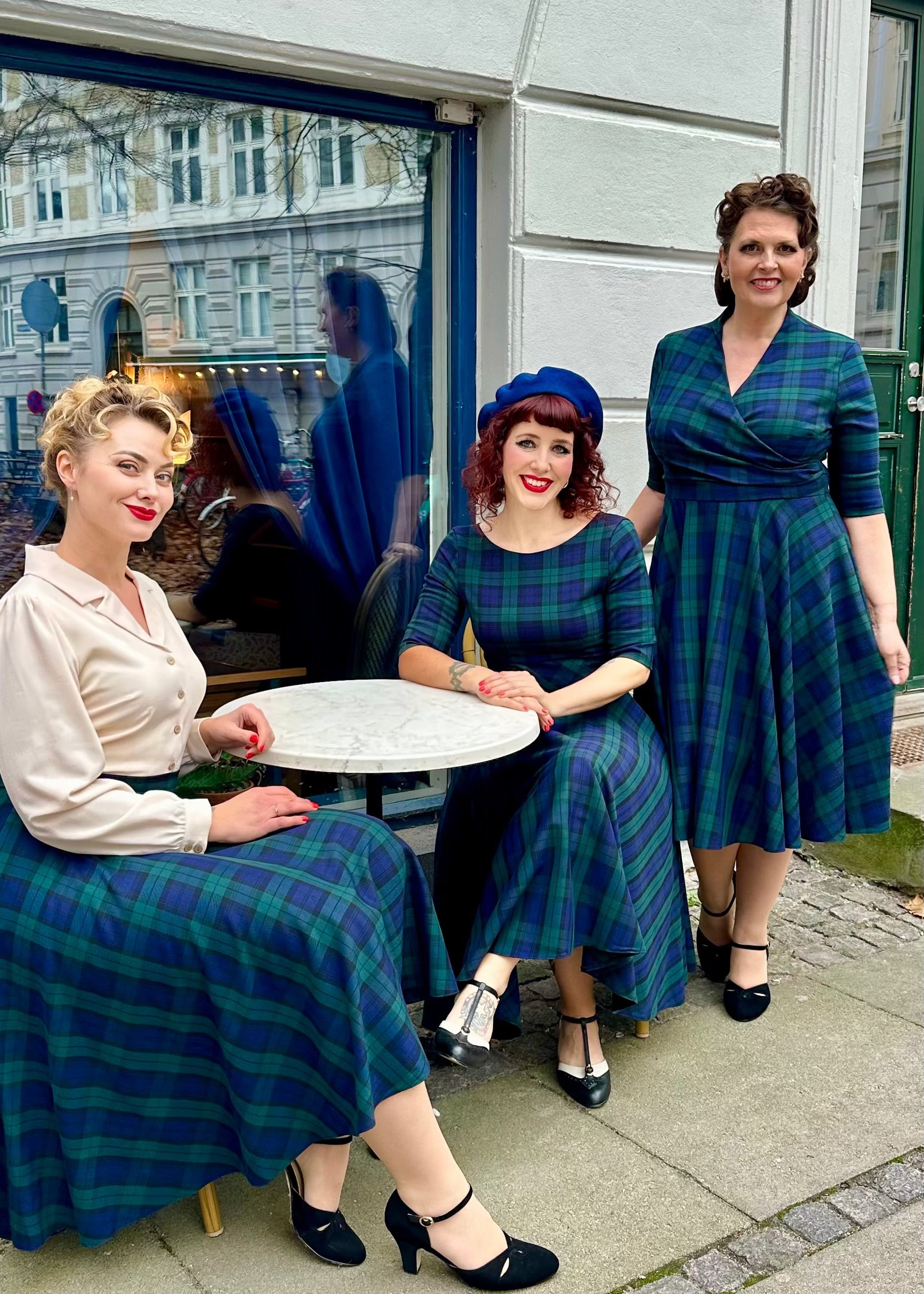 Leyla swing kjole med faux wrap i tern swing kjole Pretty Dress Company