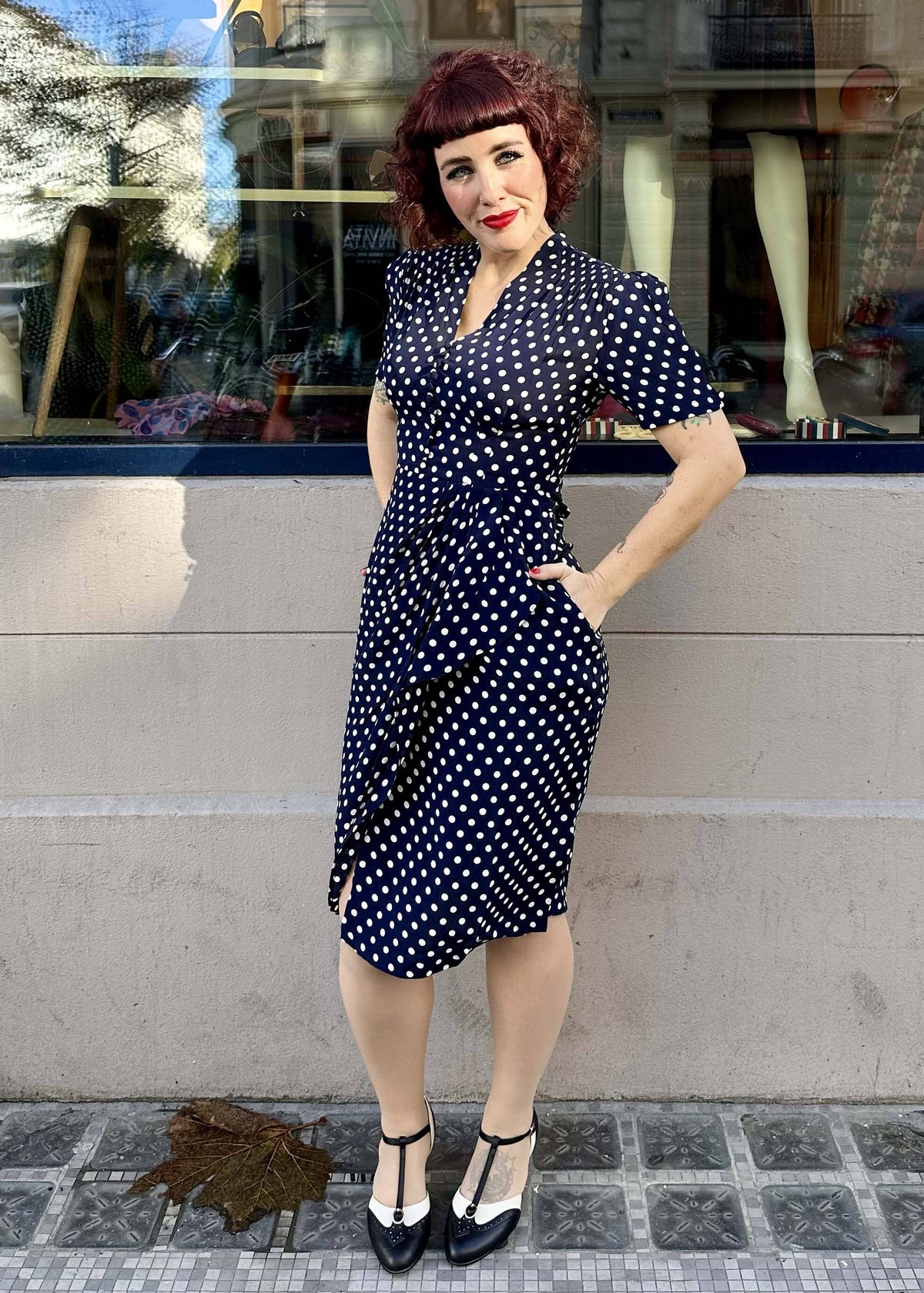 Mabel 1940'er kjole i navy med prikker pencil kjole Seamstress Of Bloomsbury