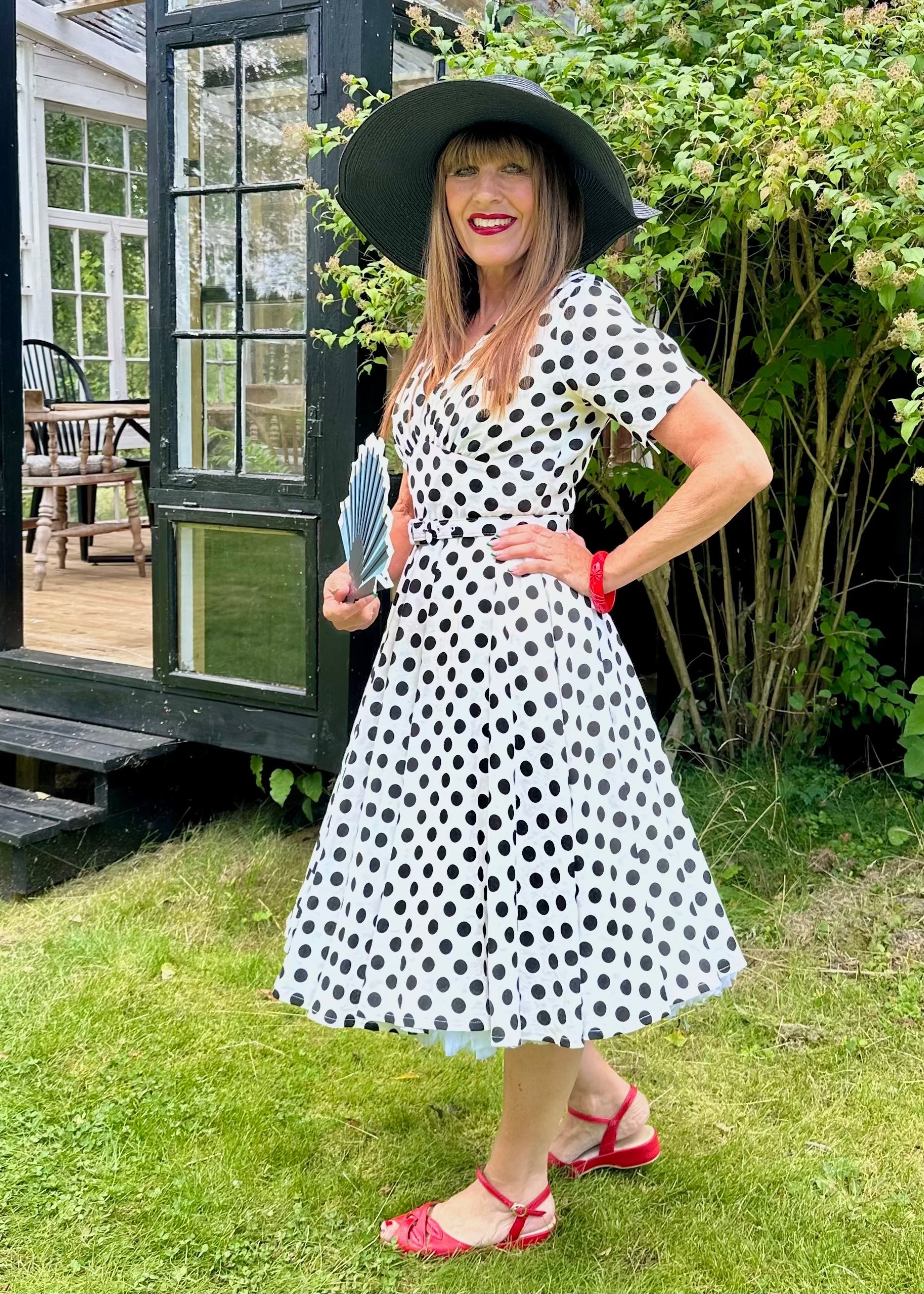 Marilyn kortærmet swingkjole i hvid med sorte prikker swing kjole Daisy Dapper
