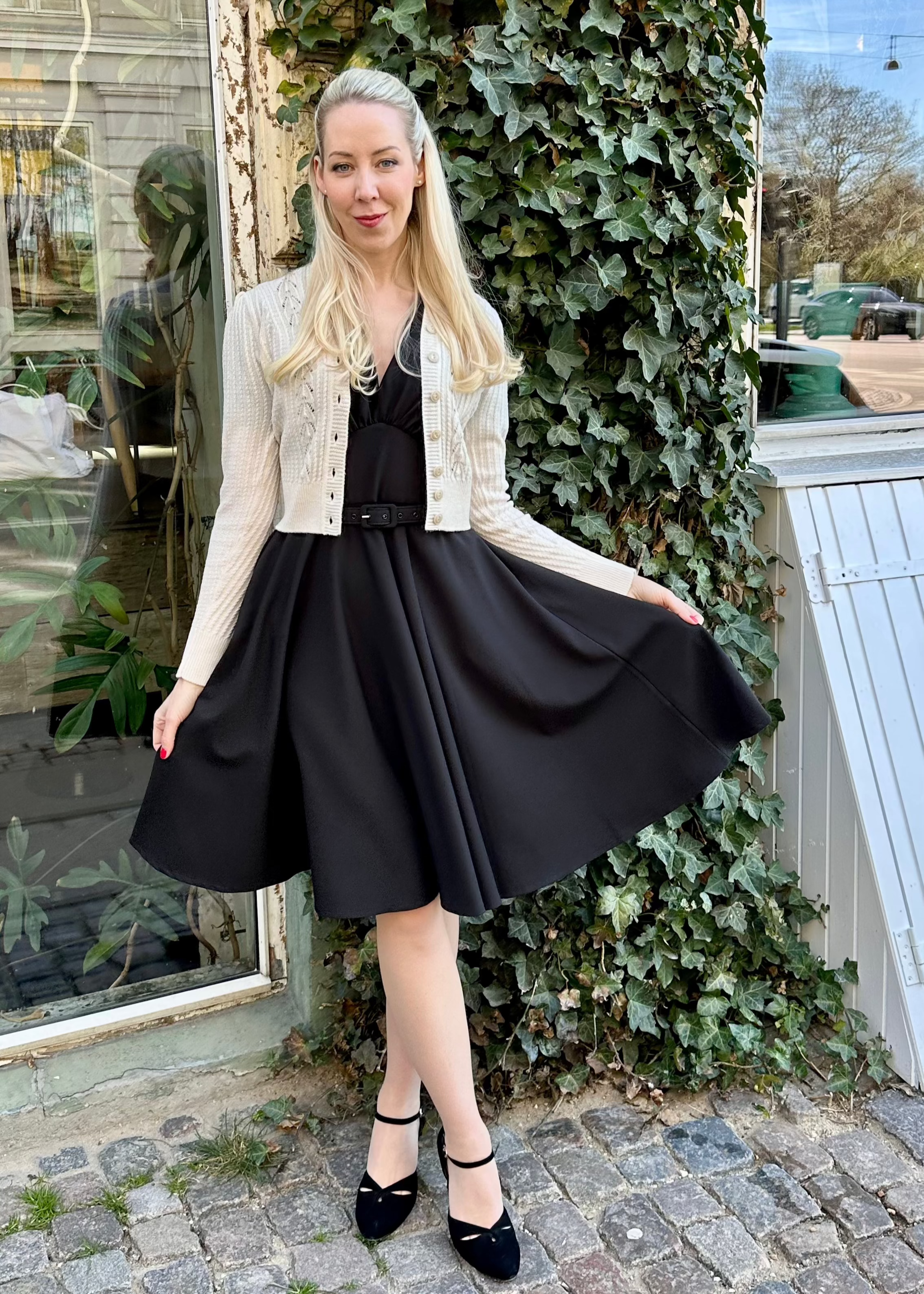 Marilyn swingkjole med korte ærmer i sort swing kjole Daisy Dapper