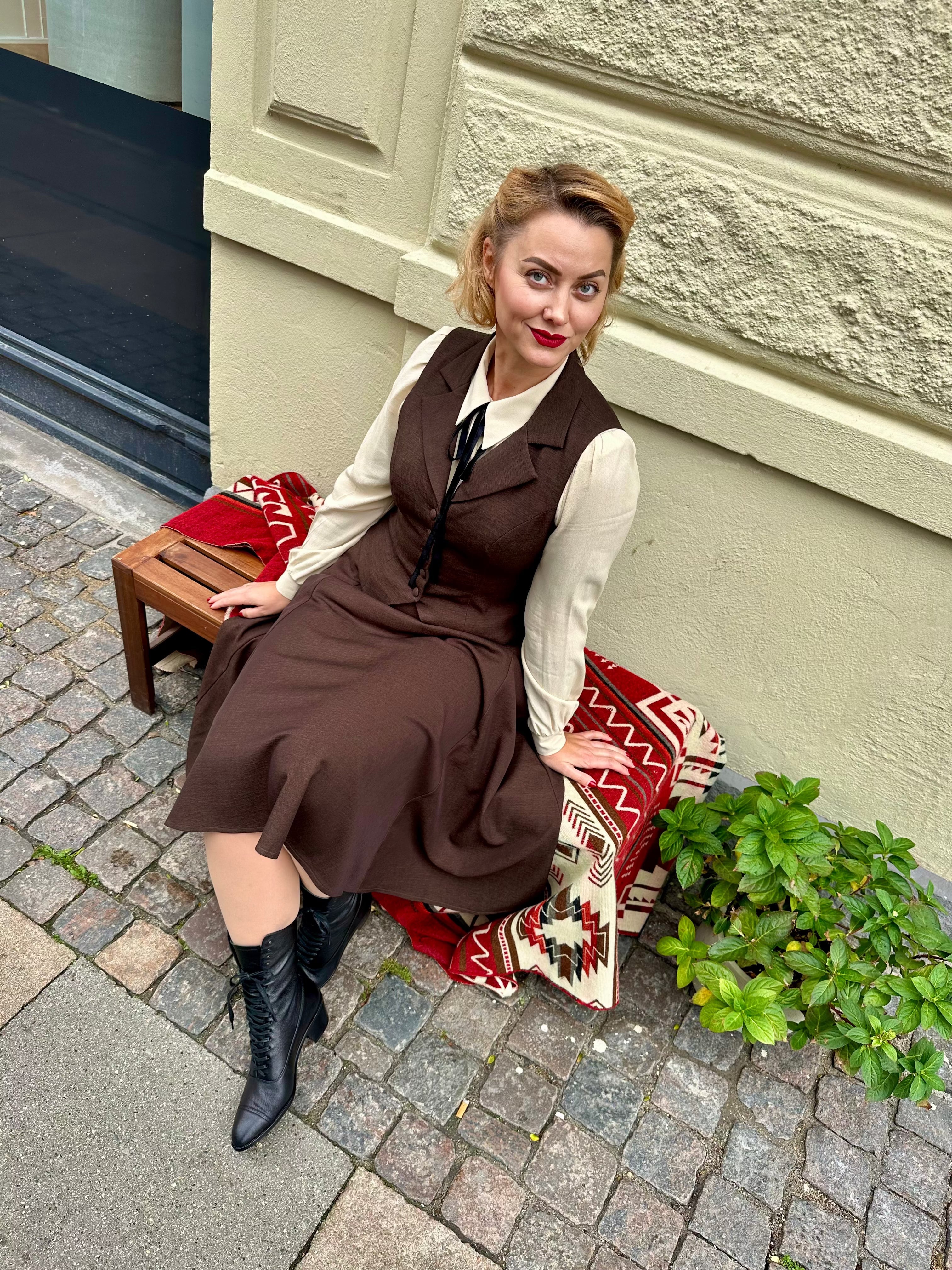 Marlene vest i mørkebrun vest Daisy Dapper