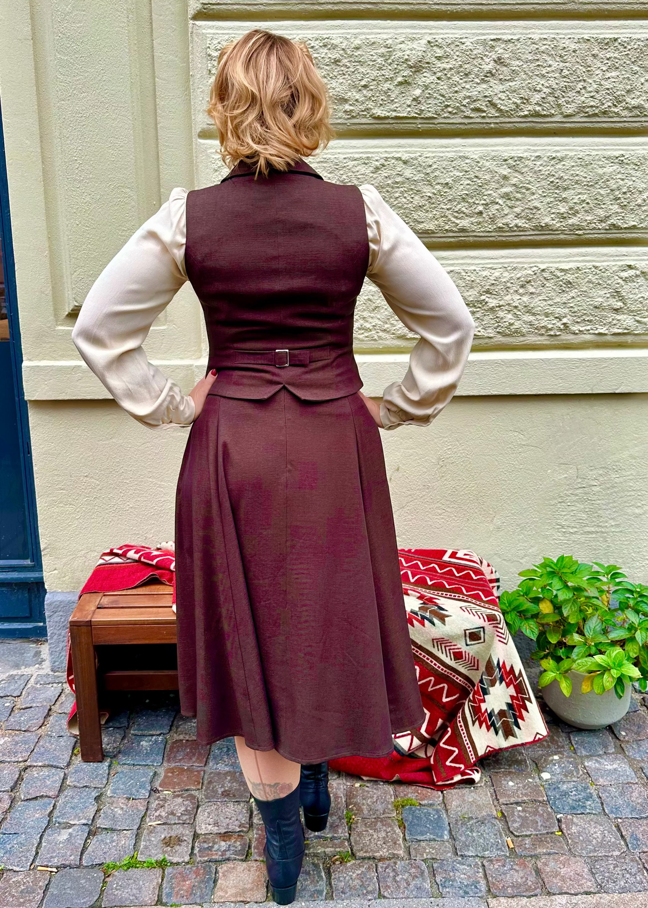 Marlene vest i mørkebrun vest Daisy Dapper