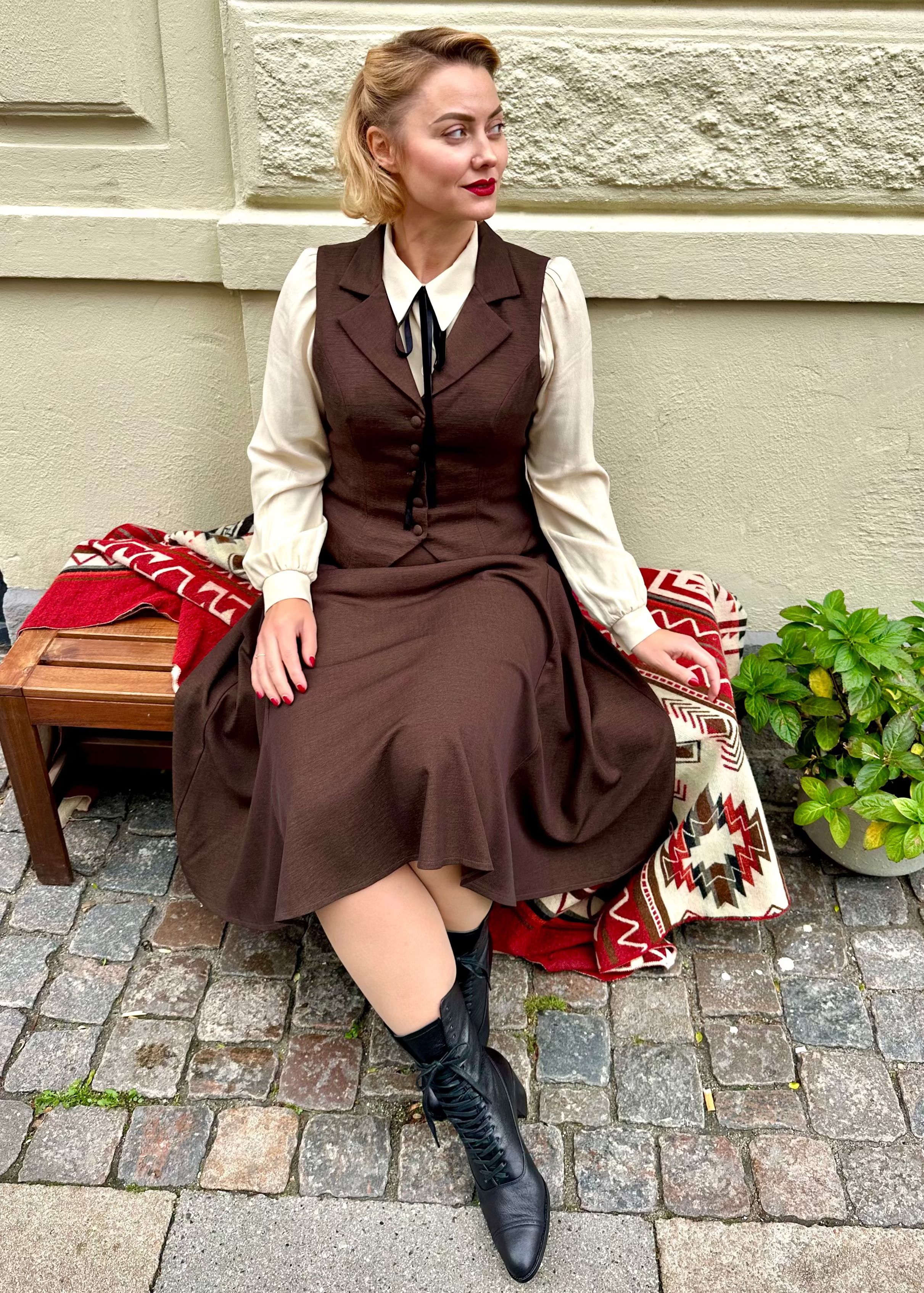 Marlene vest i mørkebrun vest Daisy Dapper