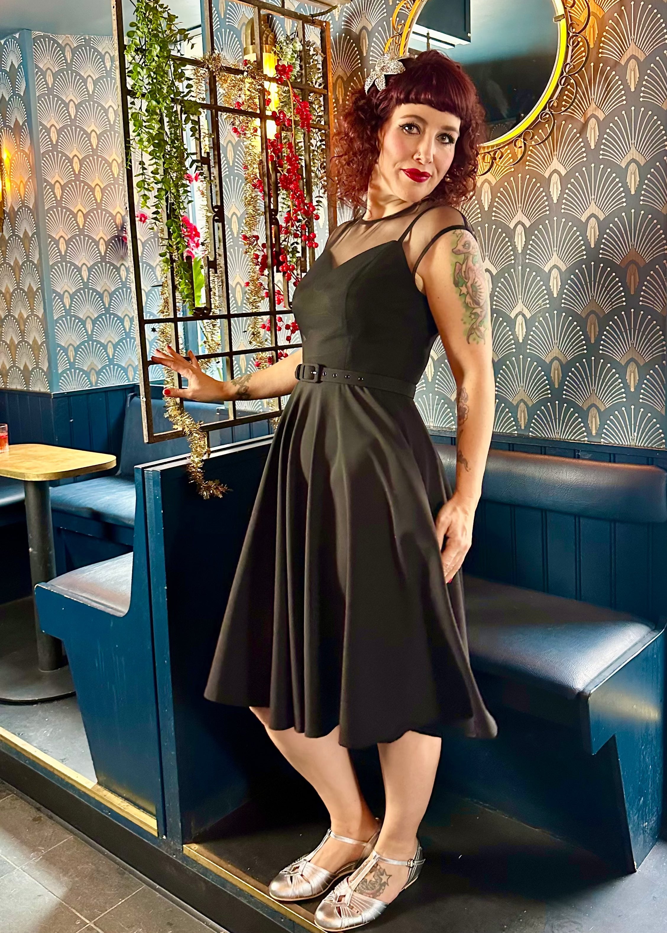 Matilda swing kjole i sort med chiffon detalje Kjoler Daisy Dapper