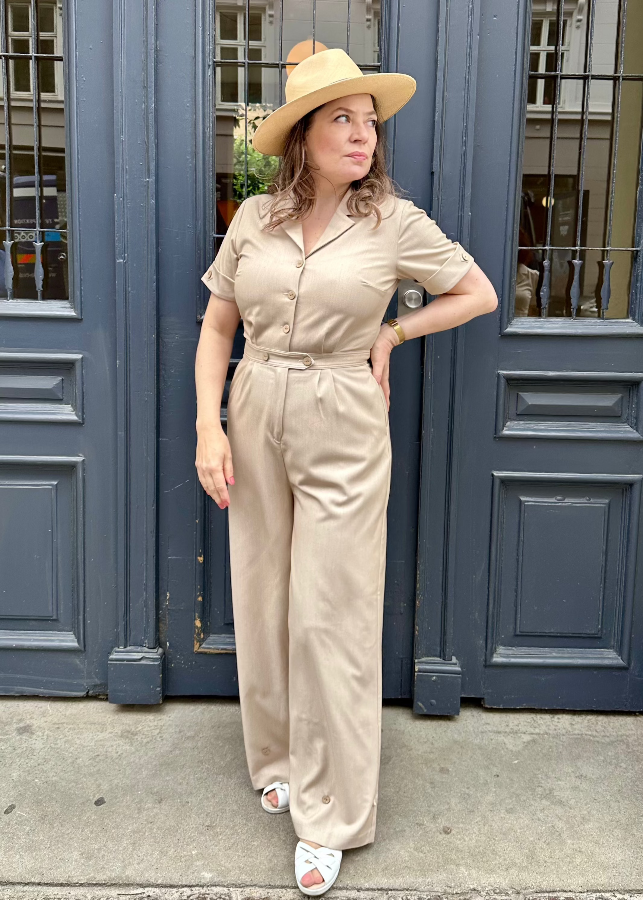 Maxine buksedragt med korte ærmer i beige sand buksedragter Daisy Dapper