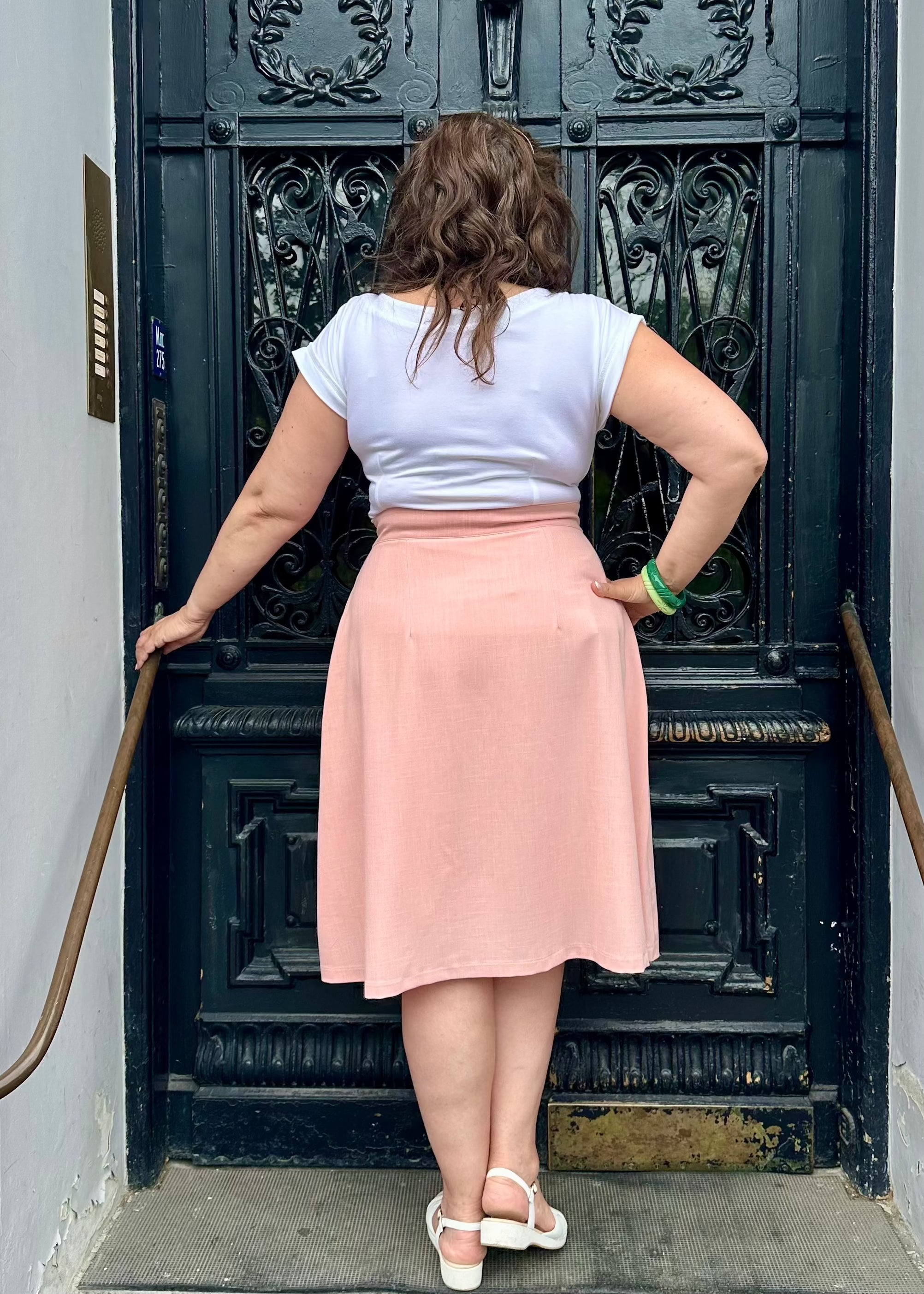 Nederdel med slåom detalje i lys rosa aline kjole Daisy Dapper