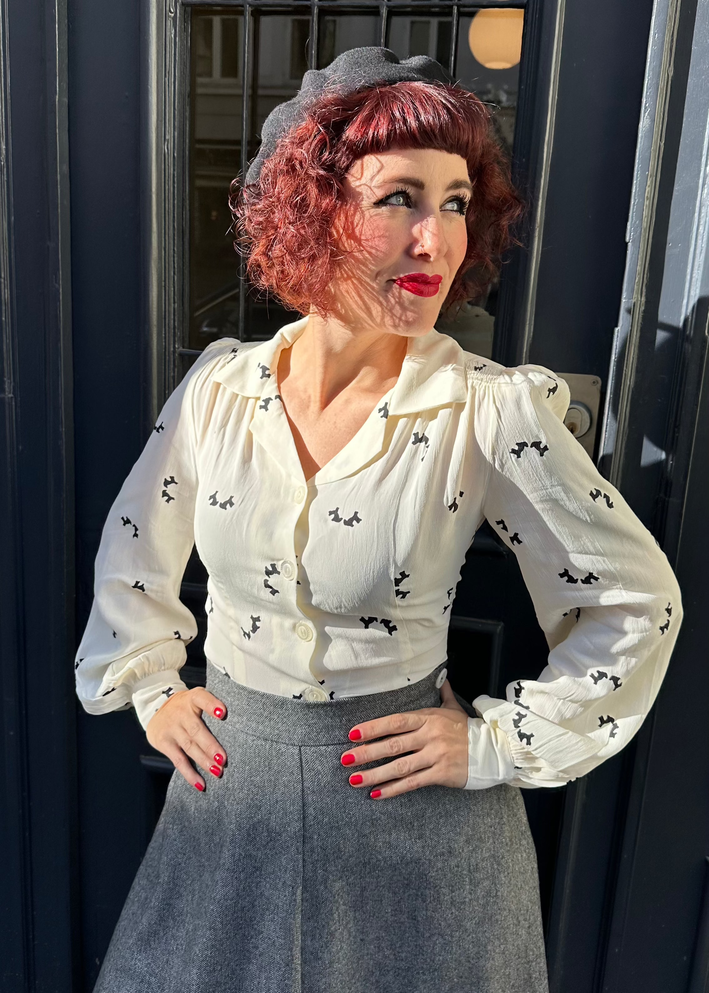Poppy vintage stils skjortebluse hvid med hundeprint langærmet skjorte Seamstress Of Bloomsbury
