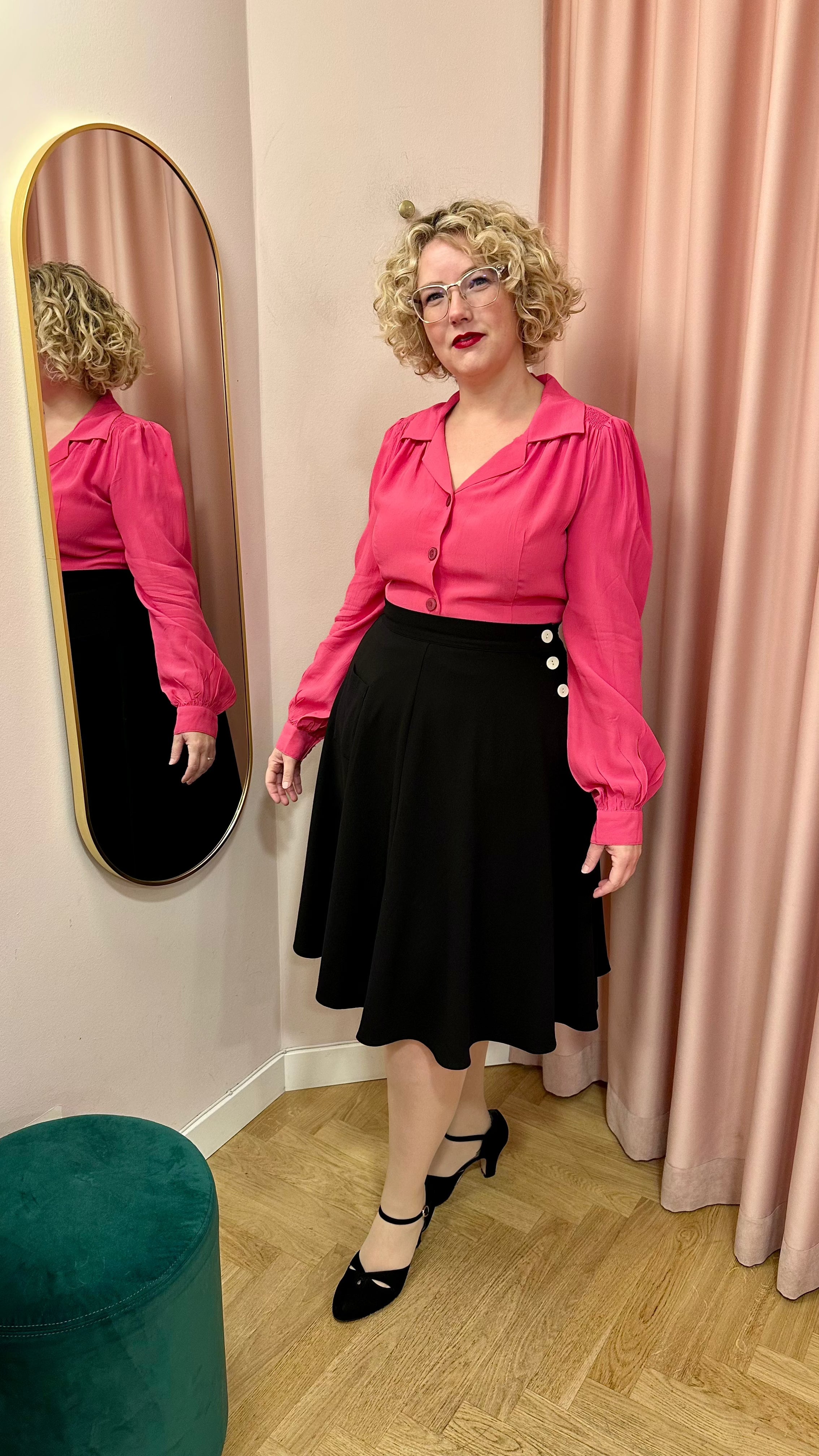 Poppy vintage stils skjortebluse i dyb pink langærmet skjorte Seamstress Of Bloomsbury