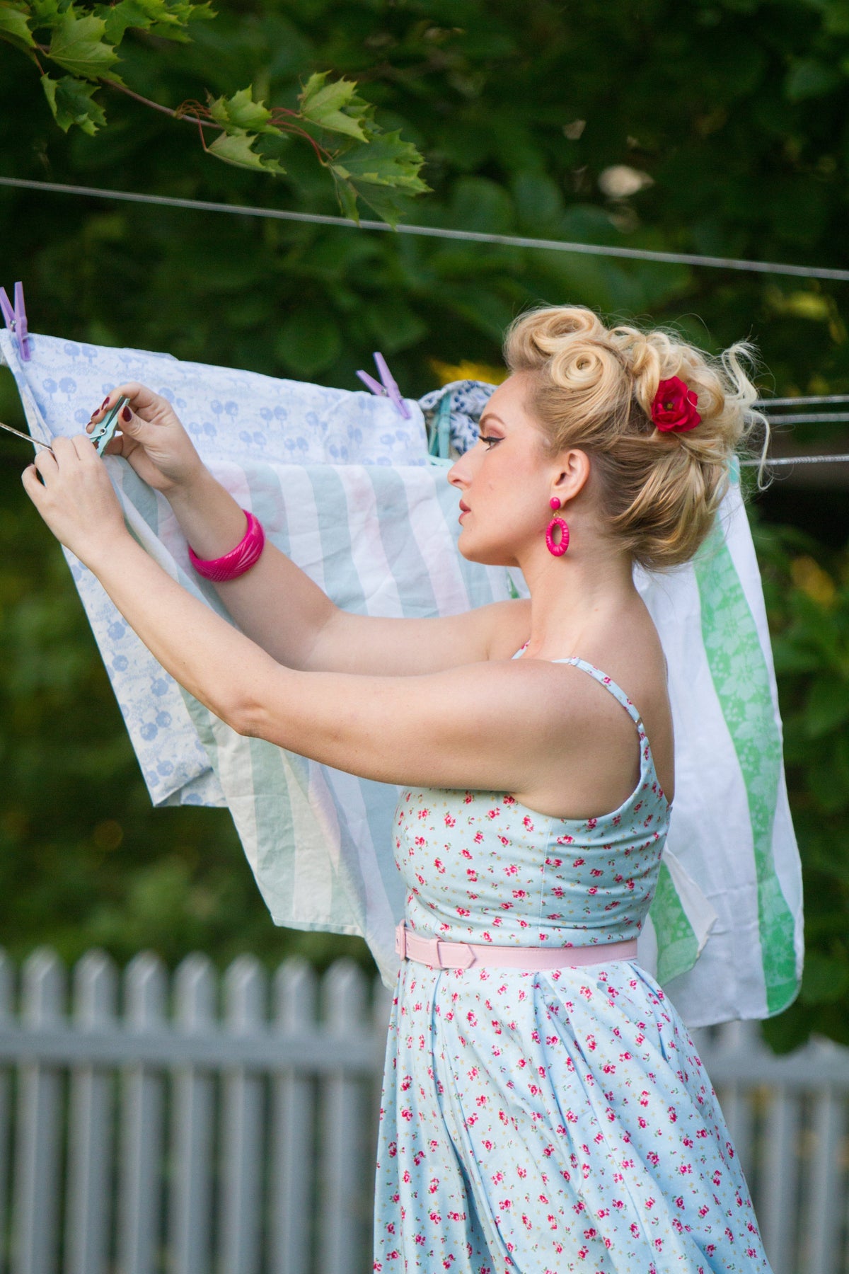 Priscilla swingkjole i lyseblå med blomster Kjoler Pretty Dress Company