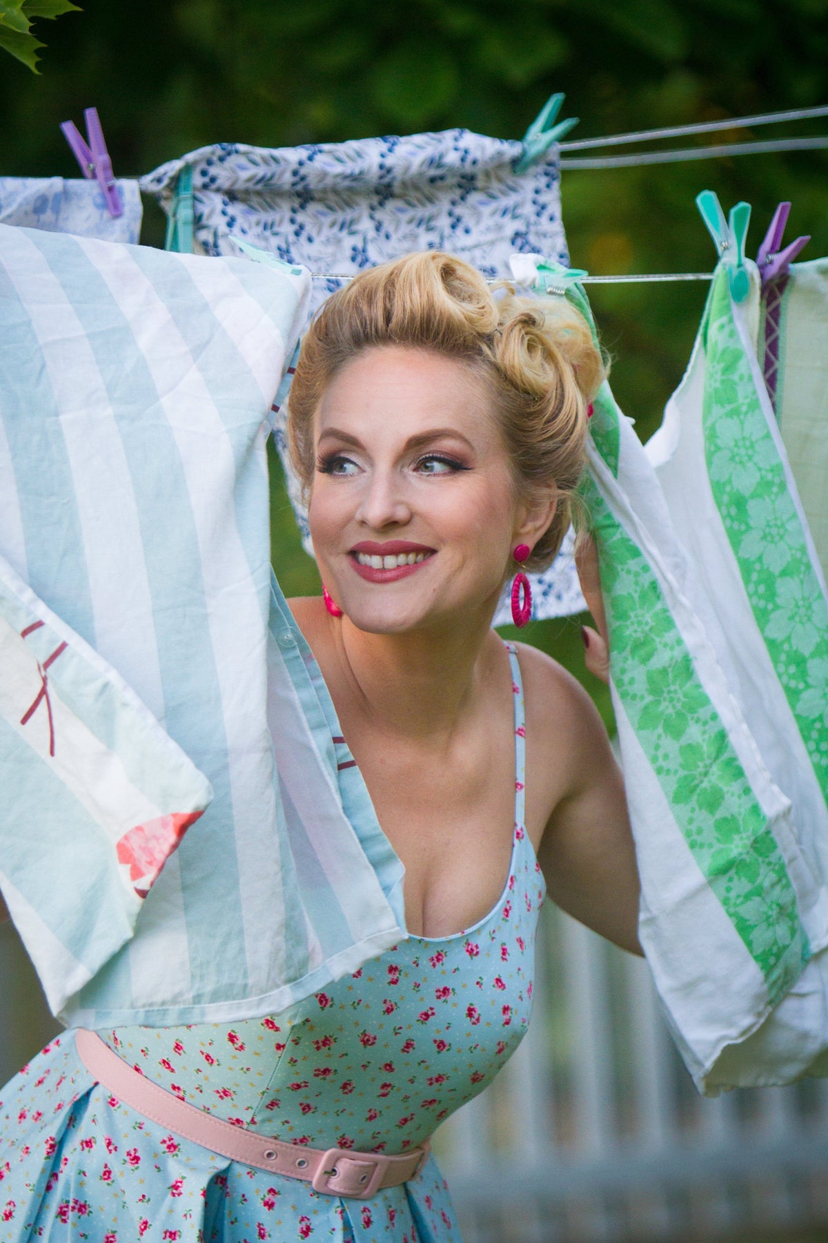 Priscilla swingkjole i lyseblå med blomster Kjoler Pretty Dress Company