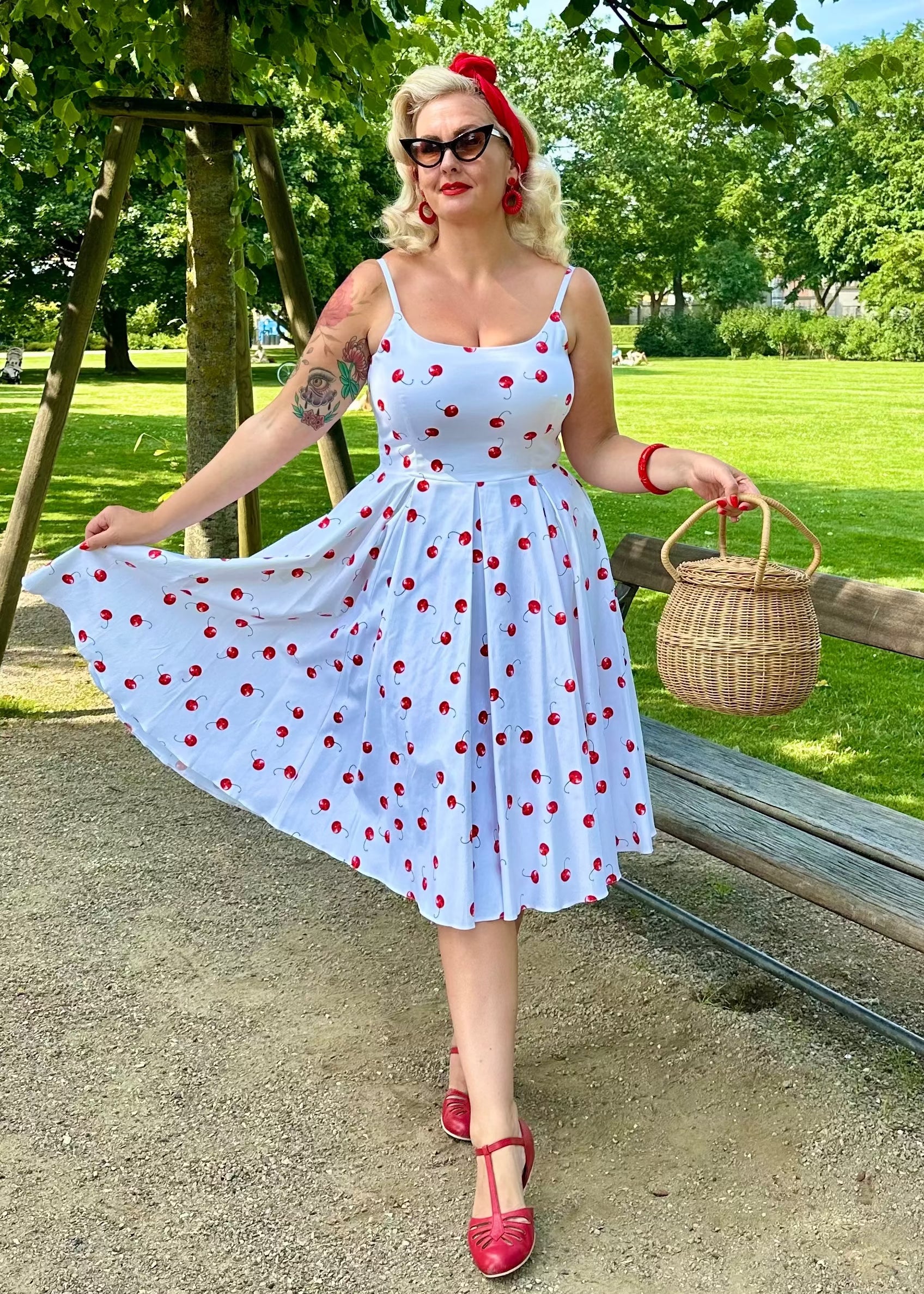 Priscilla swingkjole med kirsebær print swing kjole Pretty Dress Company