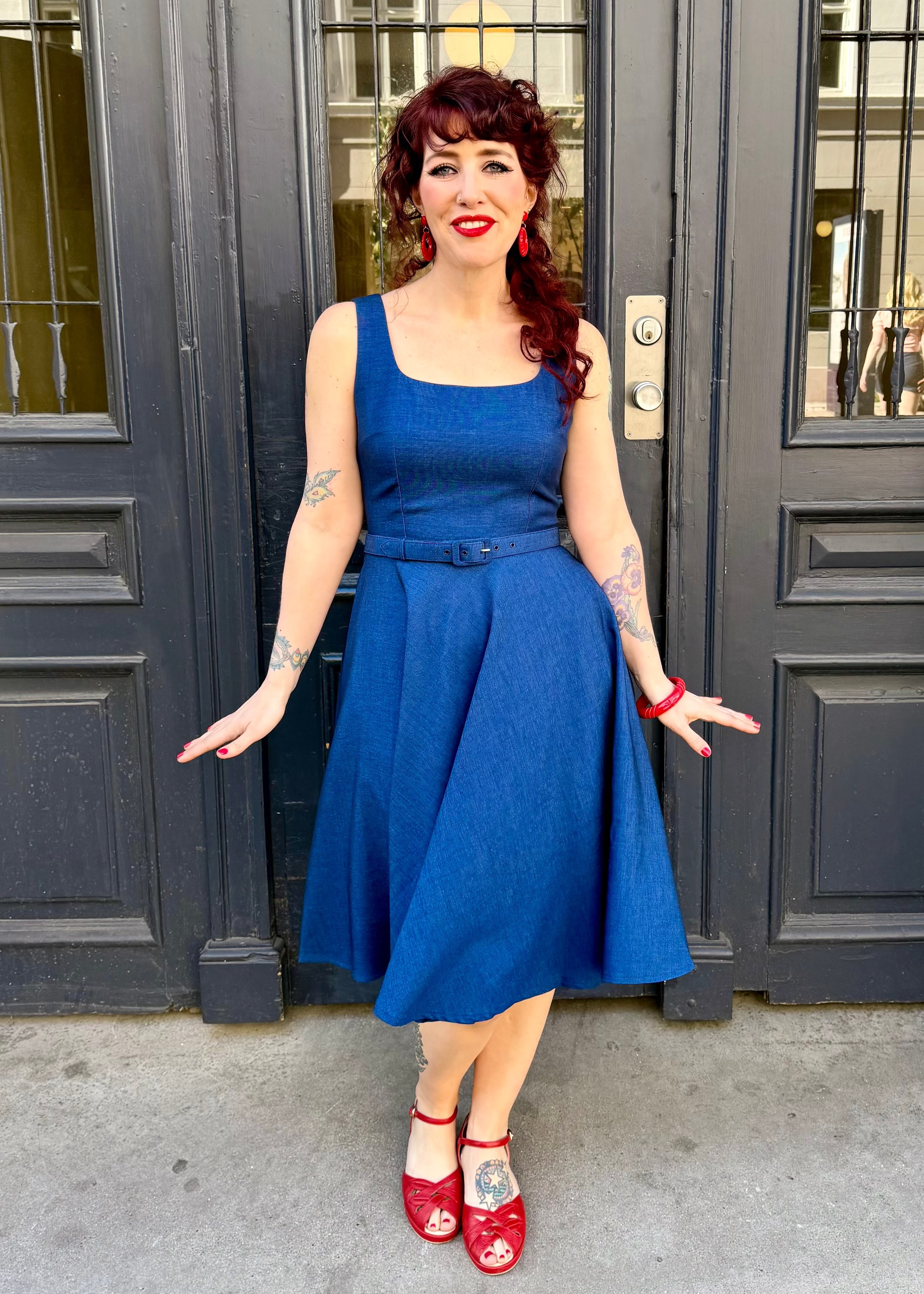 Rosie swingkjole med brede stropper - denimlook swing kjole Daisy Dapper