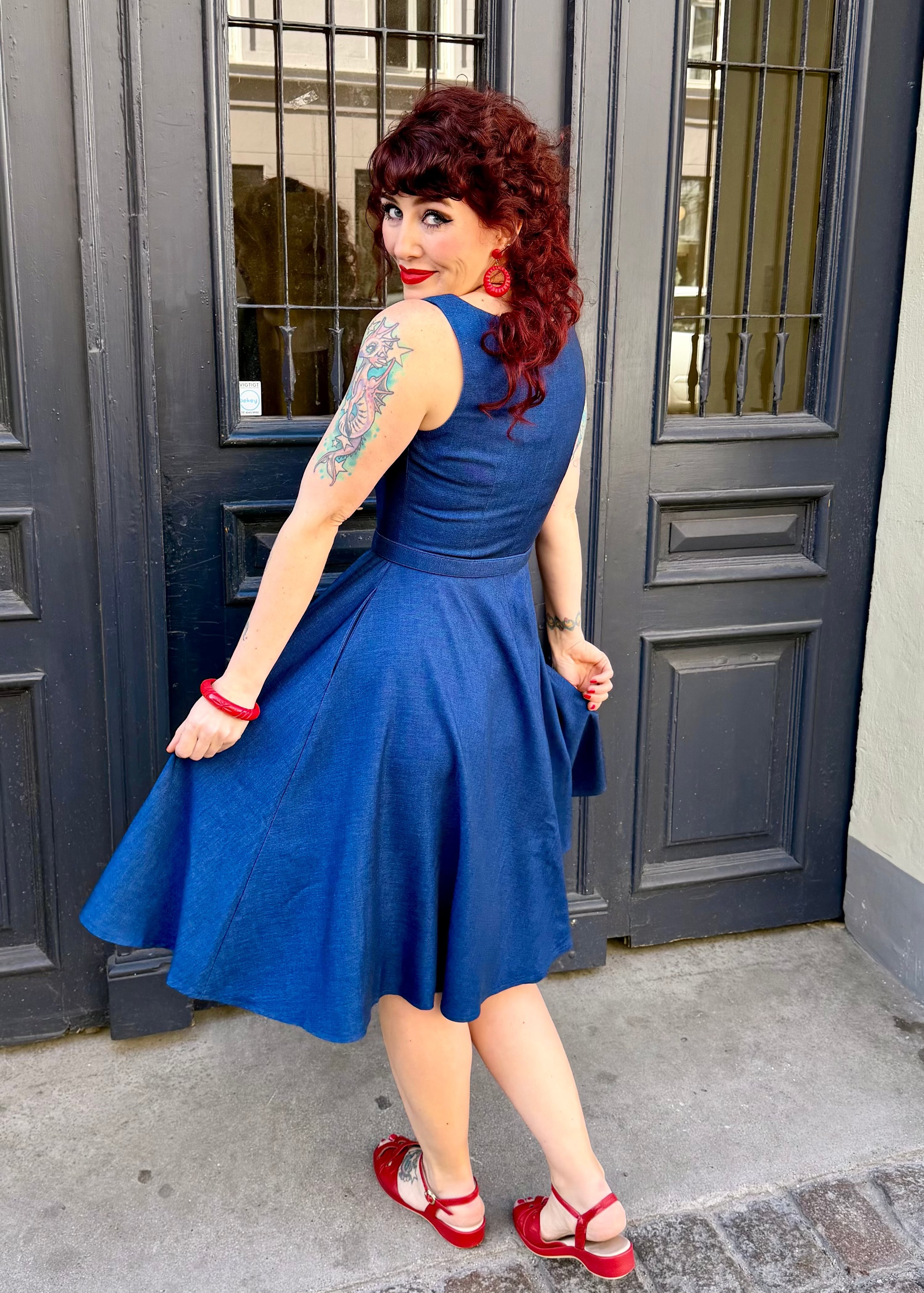 Rosie swingkjole med brede stropper - denimlook swing kjole Daisy Dapper