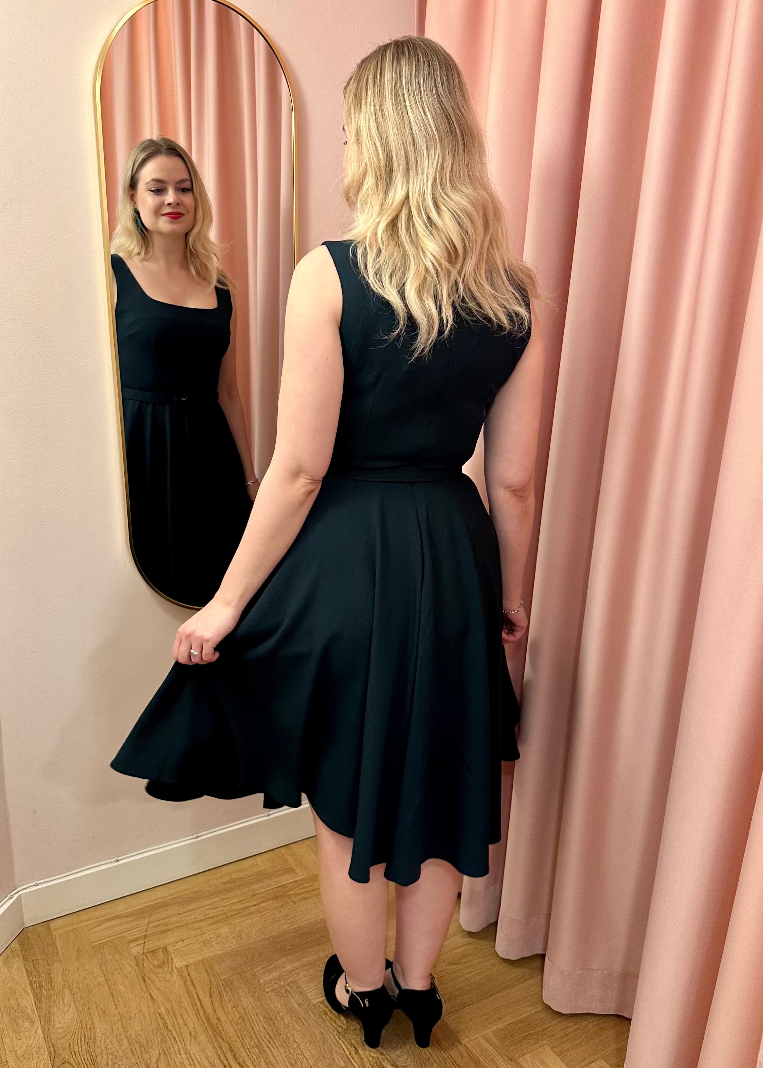 Rosie swingkjole med brede stropper - mørk grøn Kjoler Daisy Dapper