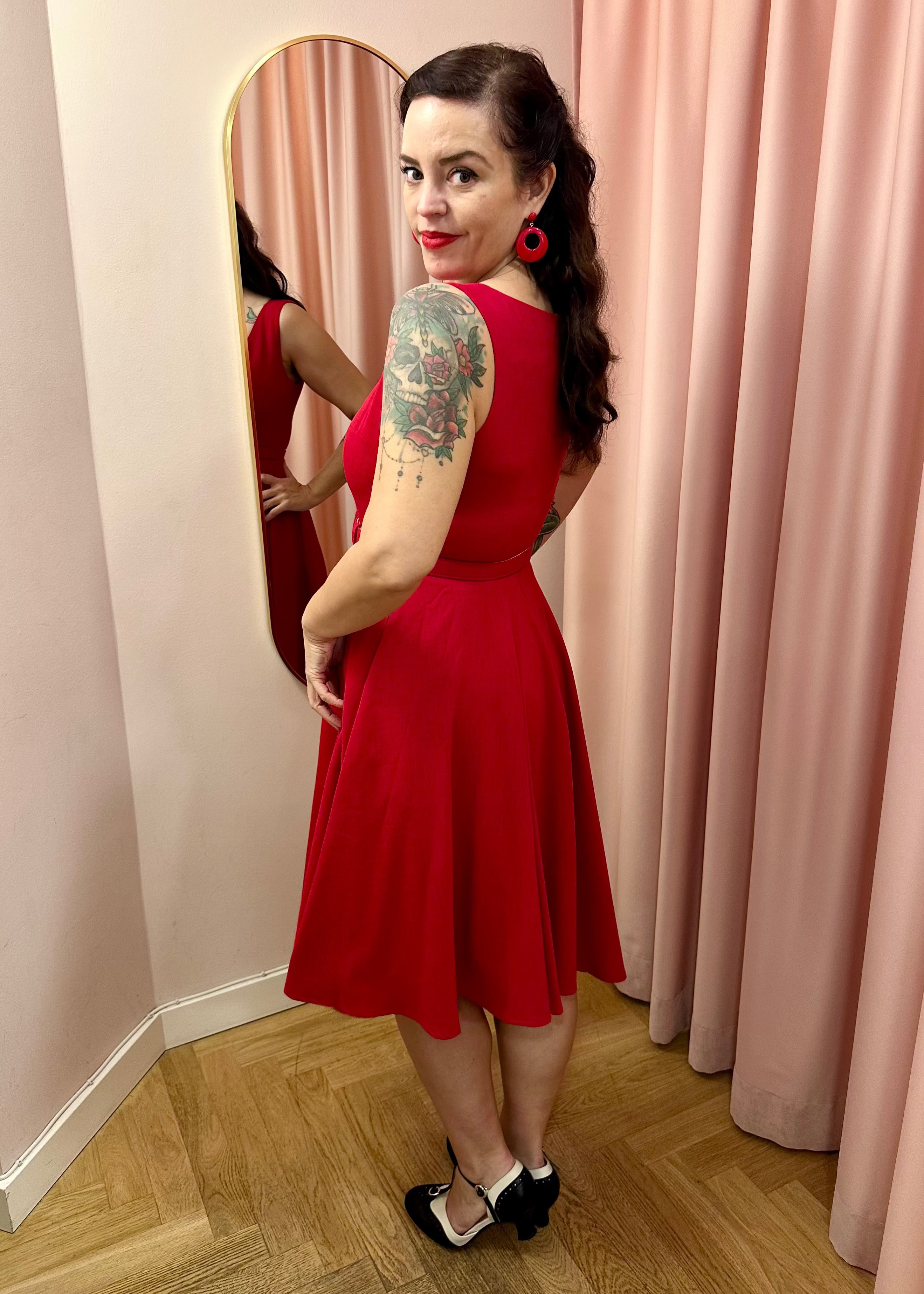 Rosie swingkjole med brede stropper - rød Kjoler Daisy Dapper