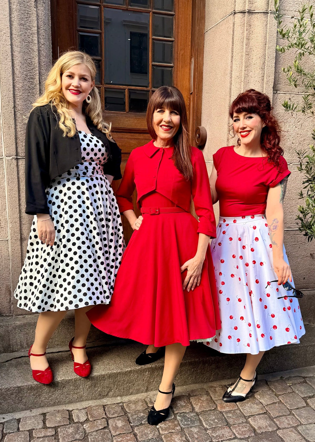 Rosie swingkjole med brede stropper - rød swing kjole Daisy Dapper