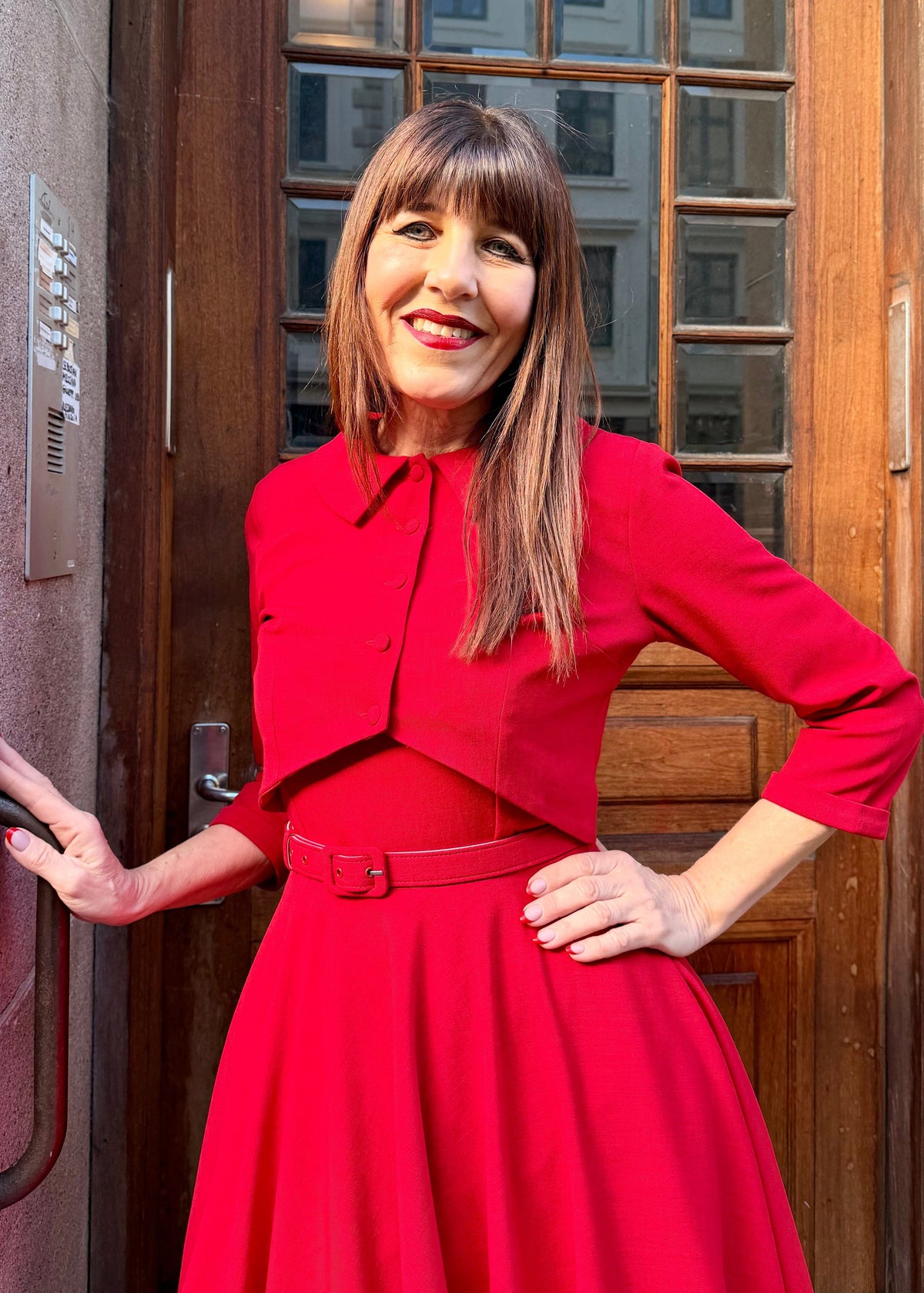 Rosie swingkjole med brede stropper - rød swing kjole Daisy Dapper