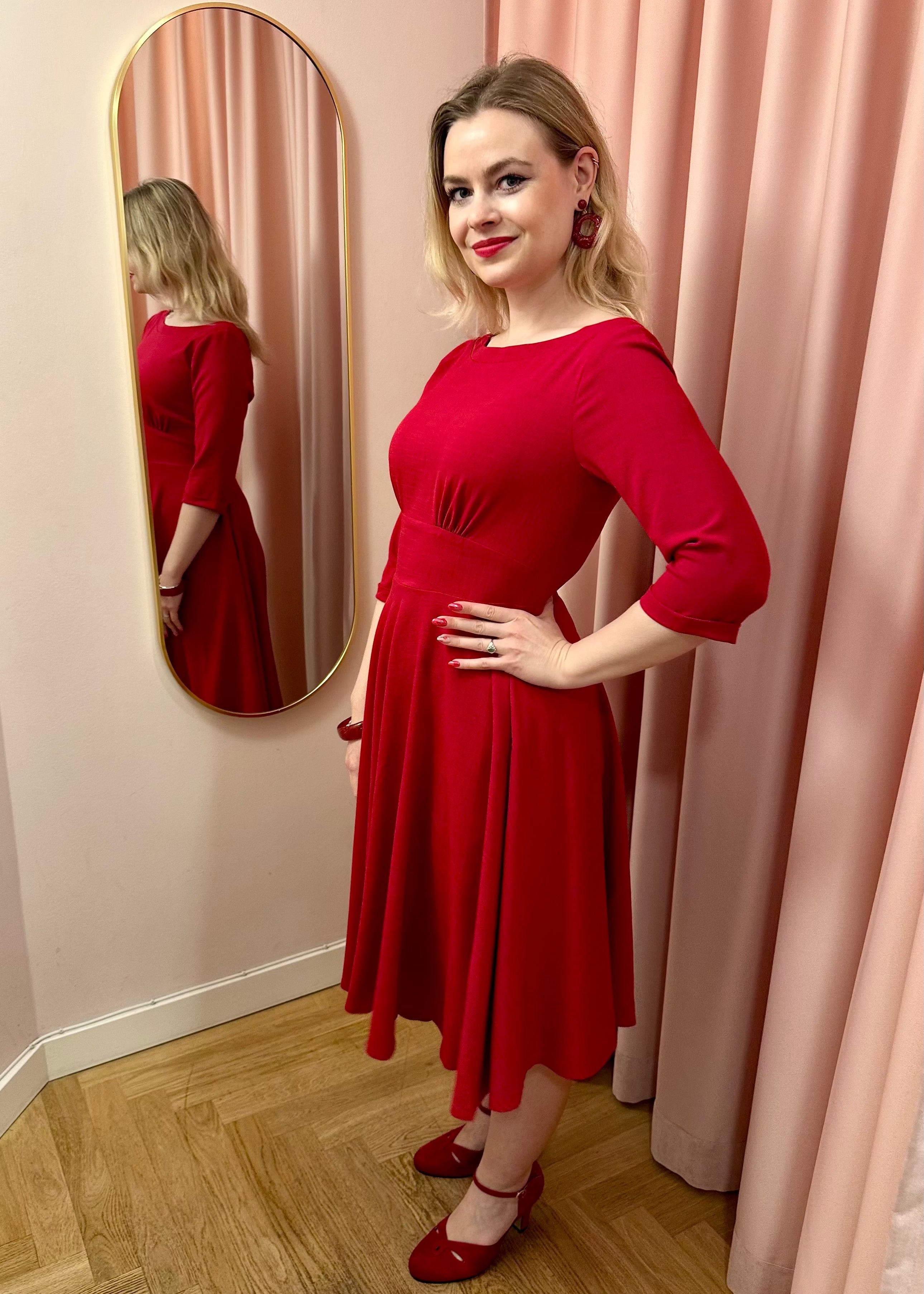 Ruby boatneck swingkjole med 3/4 ærmer - rød swing kjole Daisy Dapper